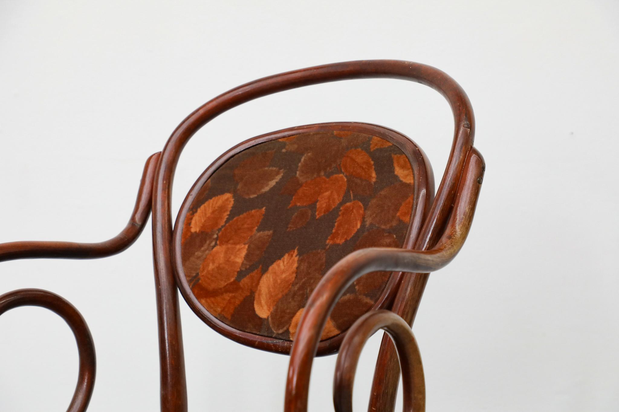 Set aus 6 Thonet Bistrostühlen aus gebogenem Holz mit Sitzen und Rückenlehne aus Herbstsamt im Angebot 5