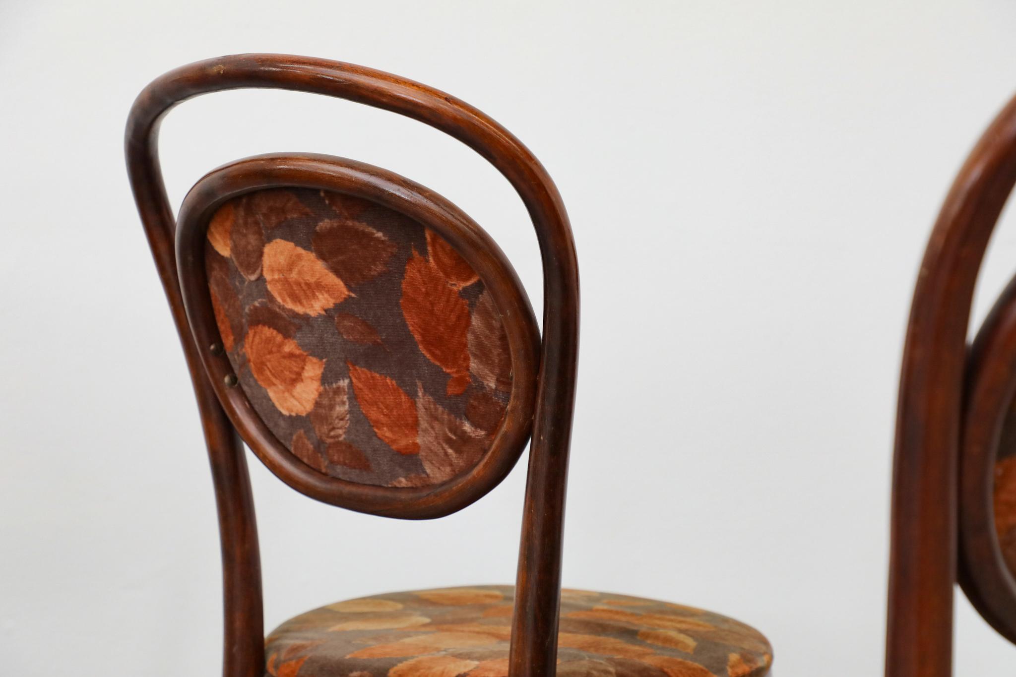 Set aus 6 Thonet Bistrostühlen aus gebogenem Holz mit Sitzen und R�ückenlehne aus Herbstsamt im Angebot 8