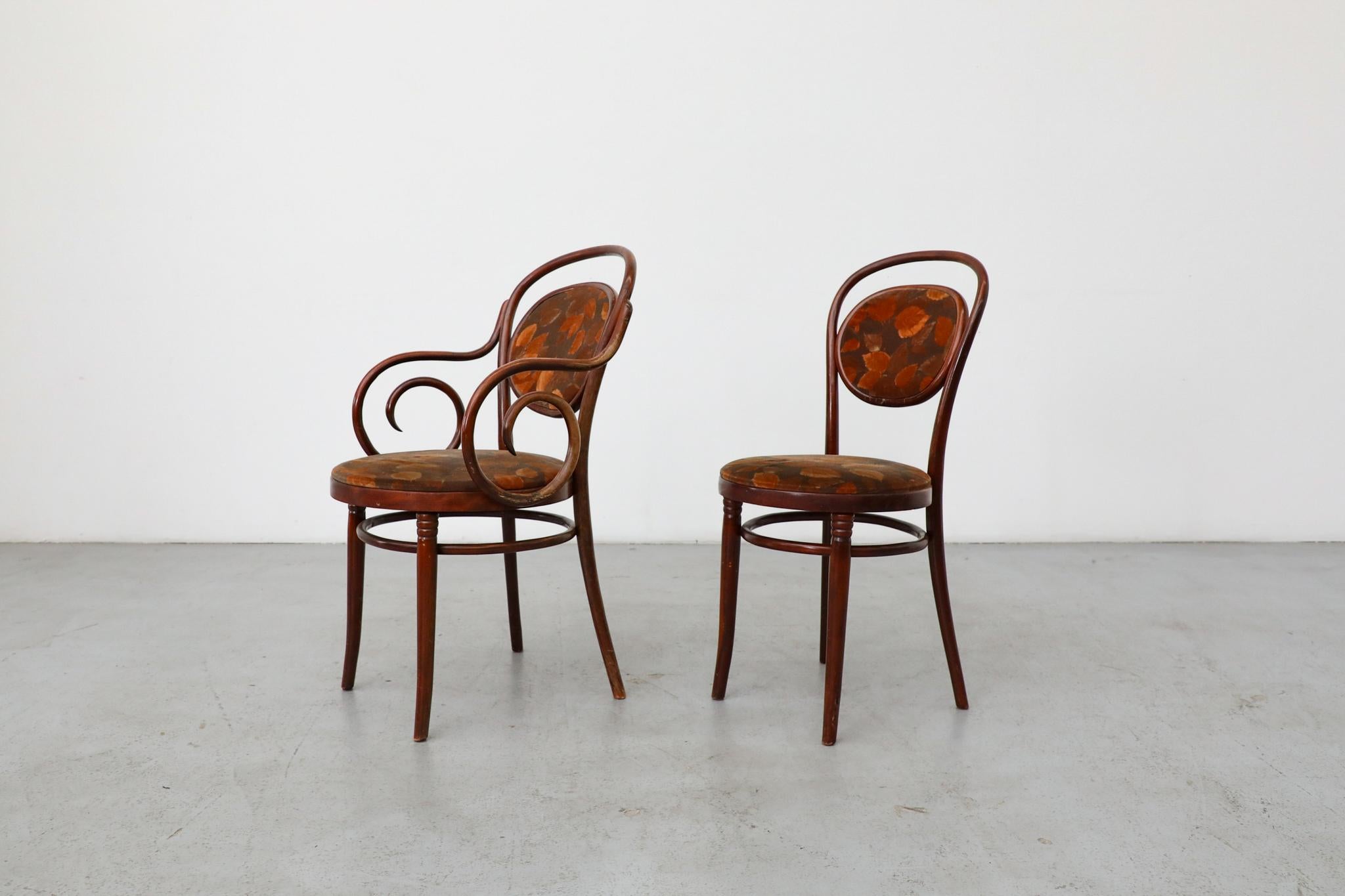 Set aus 6 Thonet Bistrostühlen aus gebogenem Holz mit Sitzen und Rückenlehne aus Herbstsamt im Zustand „Gut“ im Angebot in Los Angeles, CA