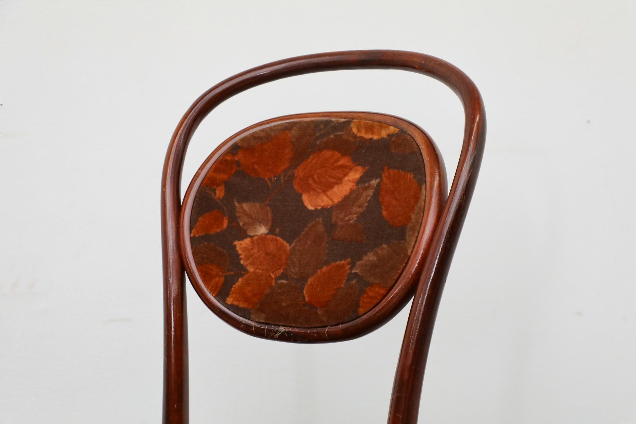 Set aus 6 Thonet Bistrostühlen aus gebogenem Holz mit Sitzen und Rückenlehne aus Herbstsamt im Angebot 1