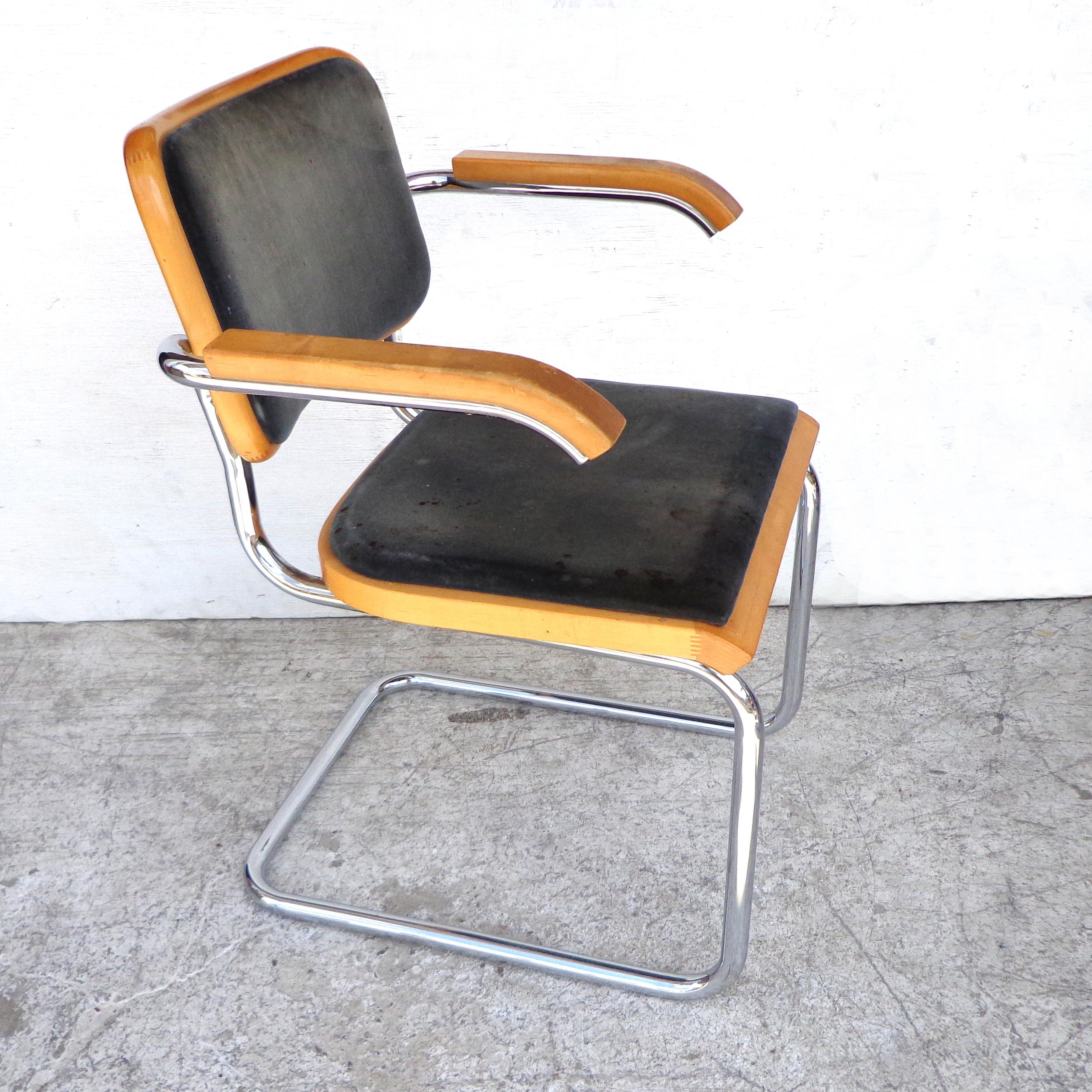 Set of 6 Thonet Cesca chairs
1980s

Set of four armchairs, model Cesca, designed by Marcel Breuer.
Manufactured by Thonet circa 1981

Chrome cantilever frame, seat and back in original mohair

Reupholstery recommended.
 


 