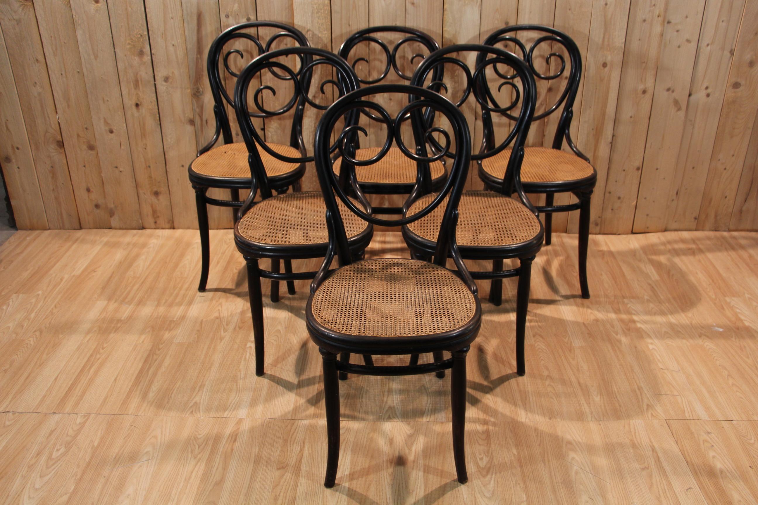 Bellissimo set di 6 sedie, modello n. 2, di Thonet. Questo modello è visibile nel catalogo del 1899, ma queste sedie sono state prodotte molto prima. Tra il 1870 e il 1880. Tardo periodo di Napoleone III. Di colore nero e in alcuni punti patinato.
