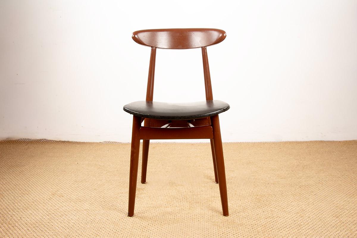 Bellissime sedie da sala da pranzo vintage. Rifinito in marrone scuro con sedute ariose, eleganti e confortevoli. Stile scandinavo. È molto facile riverniciare con un colore diverso.

Progettista: Sconosciuto.
Produttore: Thonet.
Origine: