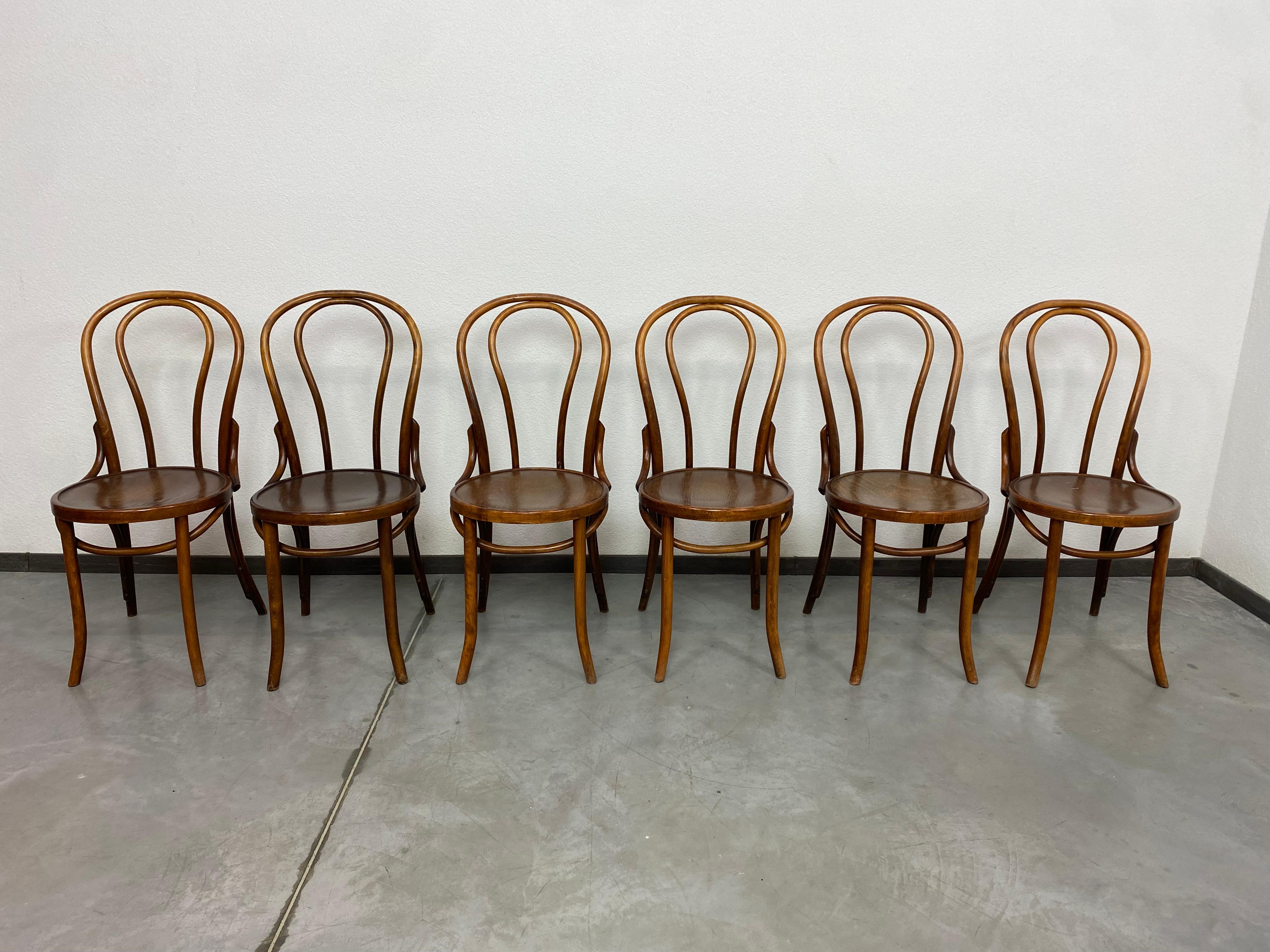 Set of 6 Thonet dining chairs no.16 in original vintage condition with signs of use.