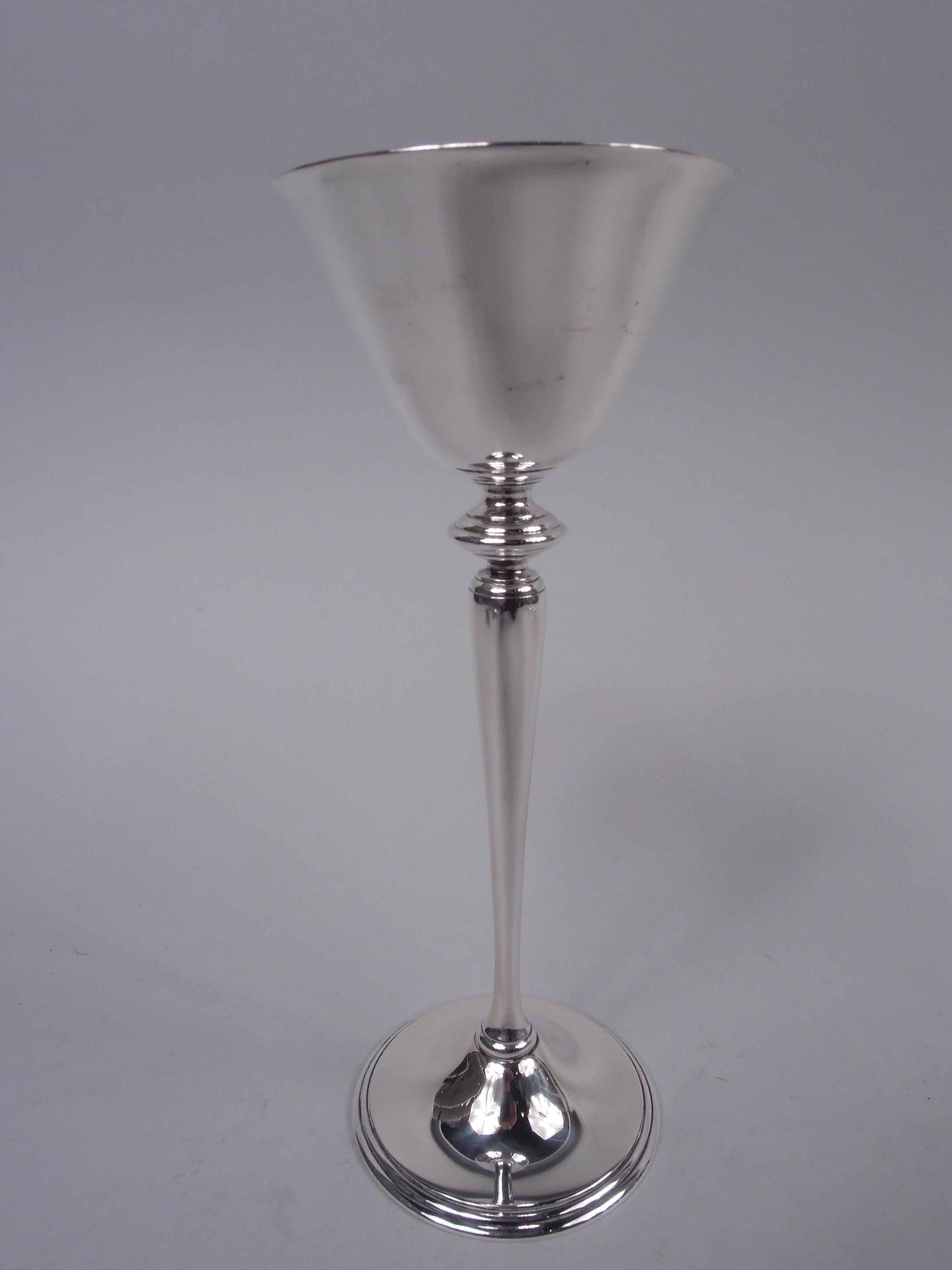 Set di 6 coppe da cocktail in argento sterling Art Deco. Prodotto da Tiffany & Co. a New York, 1917 circa. Ciotola conica montata su un baccello; alto gambo a balaustro e piede rialzato e a gradini. Forma insolitamente alta. Completamente marcato