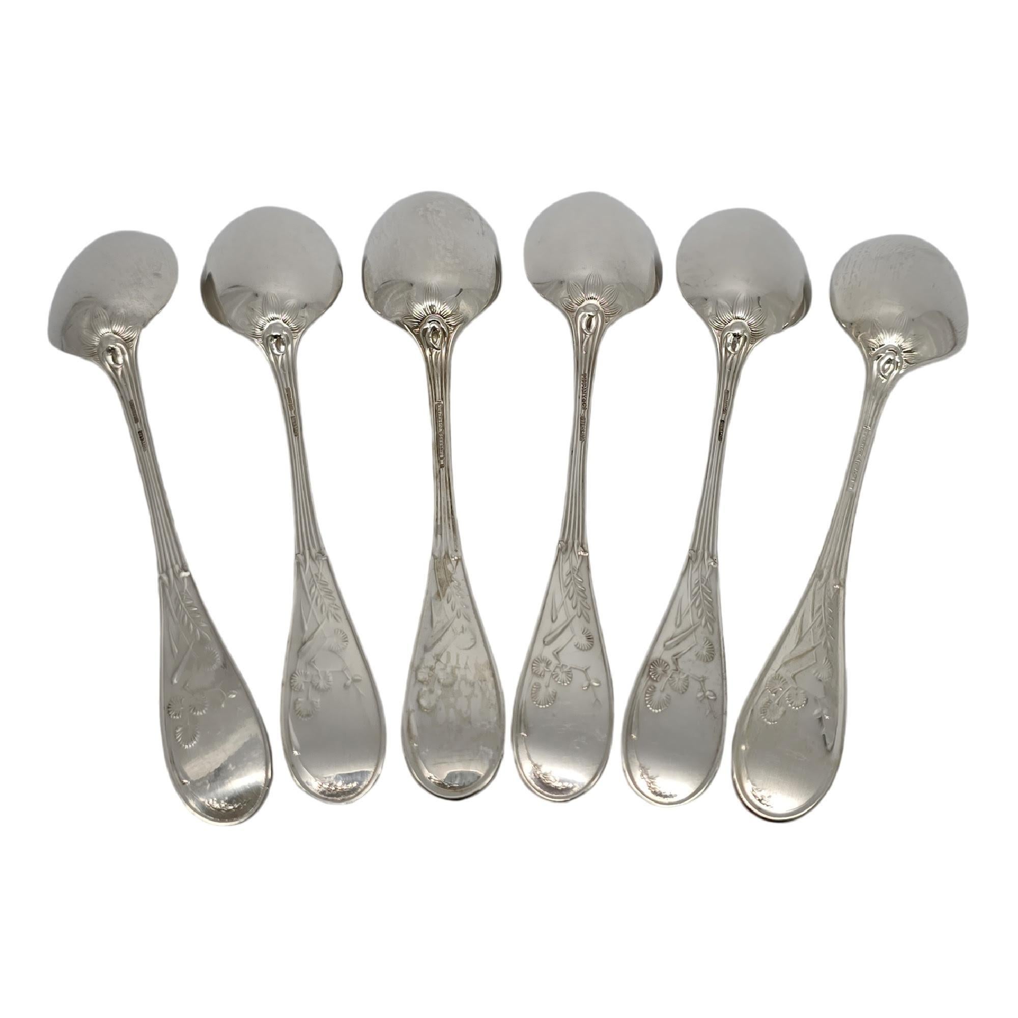 Set di 6 cucchiaini in argento sterling di Tiffany & Co. con motivo Audubon.

Nessun monogramma

Disegnato da Edward C. Moore nel 1871, il motivo Audubon si ispira ai dipinti di uccelli giapponesi del XIX secolo. La scatola e l'astuccio di Tiffany &