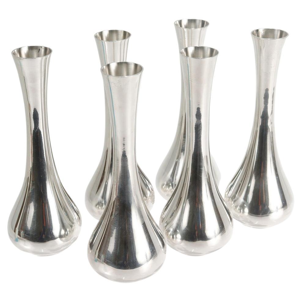 A fine assembled set of 6 silver bud vases.

By Tiffany & Co.

In sterling silver.

Marked to the base Tiffany & Co. / Maker's / Sterling / 23636.

Simply a wonderful collection of Tiffany vases!

Date:
Late 20th or Early 21st