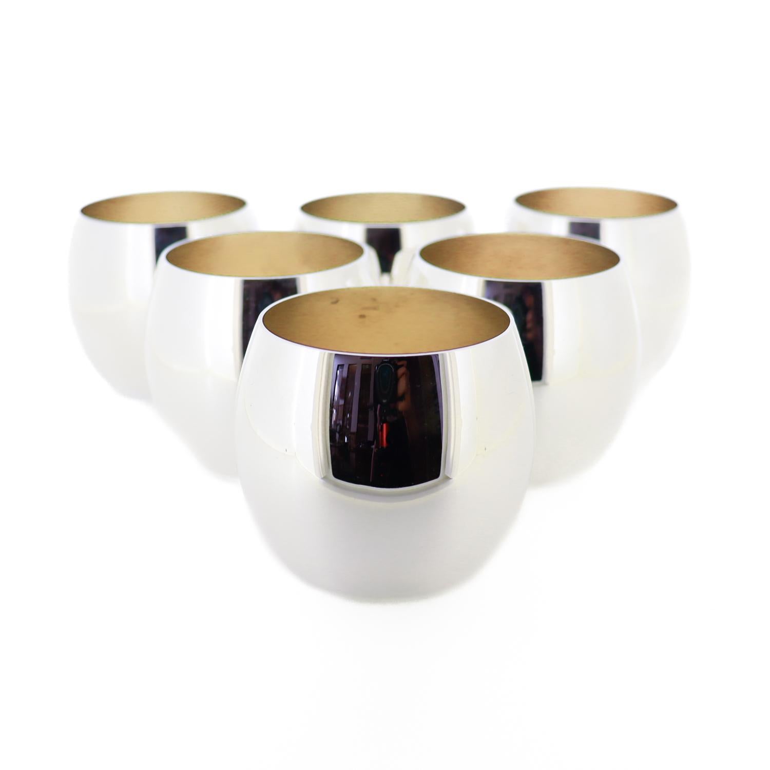Un bel ensemble de 6 tasses ou verres à cocktail.

Par Tiffany & Co. 

En argent sterling avec intérieur lavé à l'or.

Les parois latérales sont effilées et la base est légèrement concave.

Entièrement poinçonné pour Tiffany sur les bases.

Tout