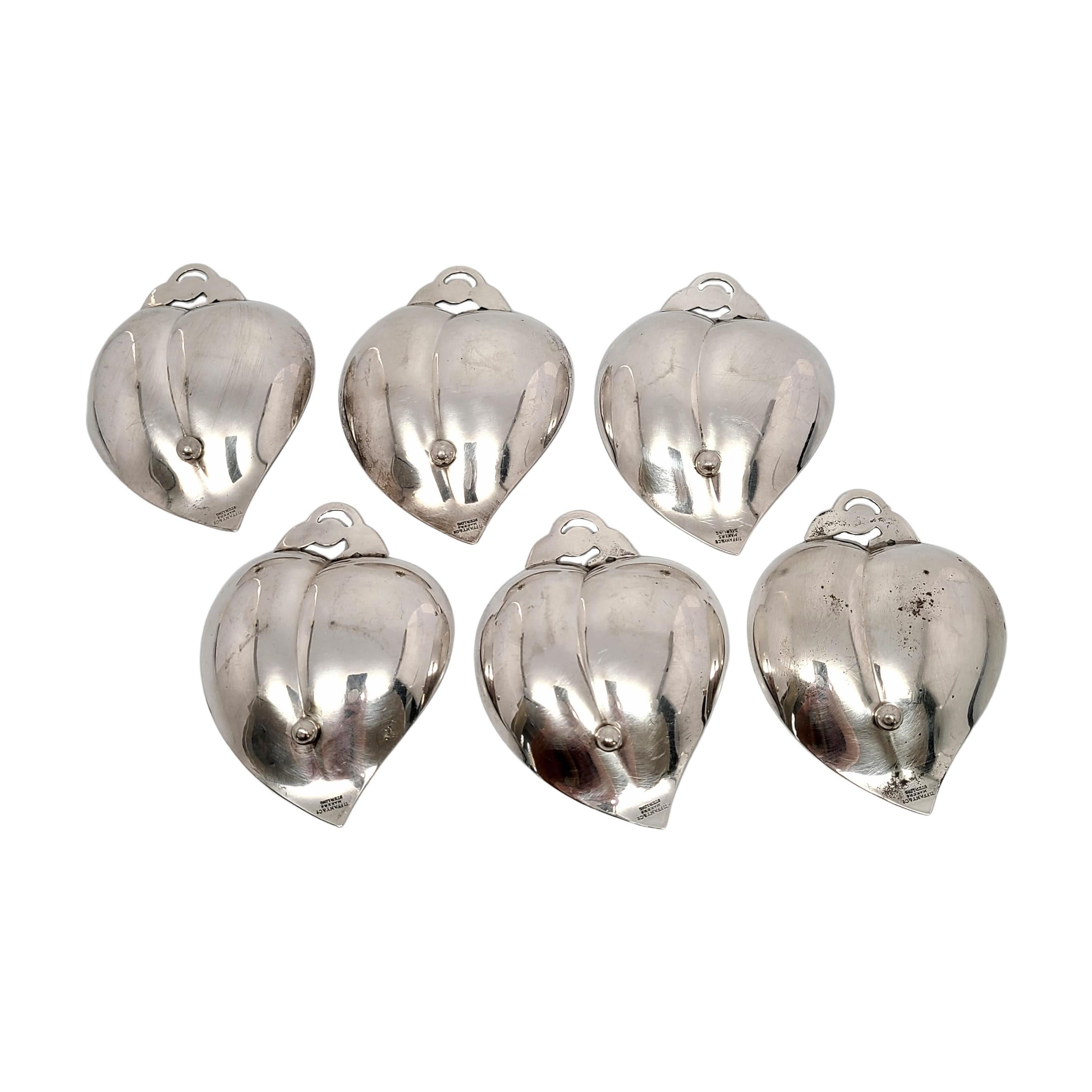 Set of 6 Tiffany & Co sterling silver small heart/apple shaped dishes.

Six small dishes in the shape of an apple or heart with openwork scroll leaf and 1 ball foot underneath. Does not include Tiffany & Co box or pouch.

Each dish measures approx 3