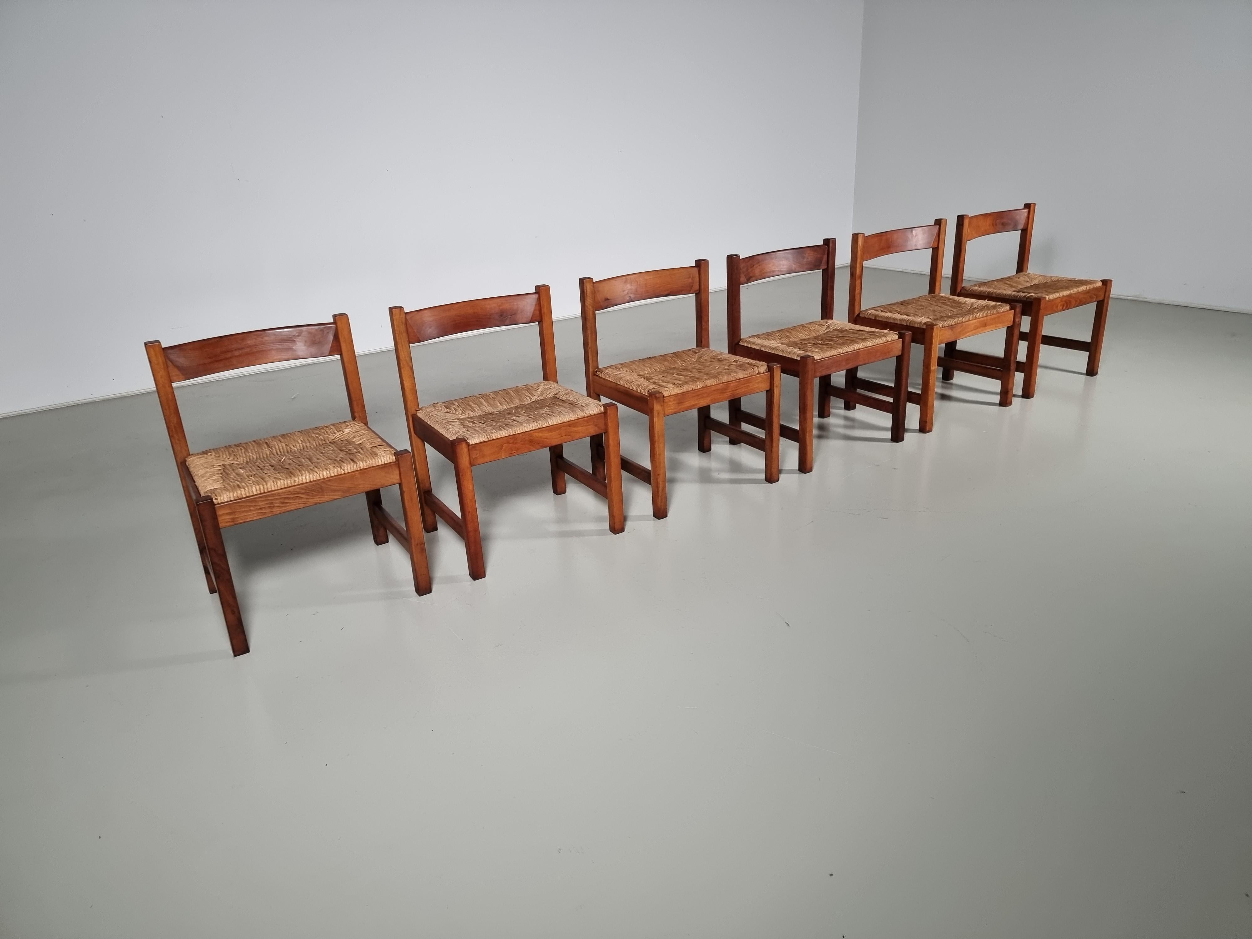 Set di 6 sedie da pranzo della serie Torbecchia, disegnate da Giovanni Michelucci per Poltronova nel 1964.
Struttura in noce massiccio con sedute rivestite in giunco. Le sedie in legno massiccio hanno acquisito una splendida patina nel corso degli