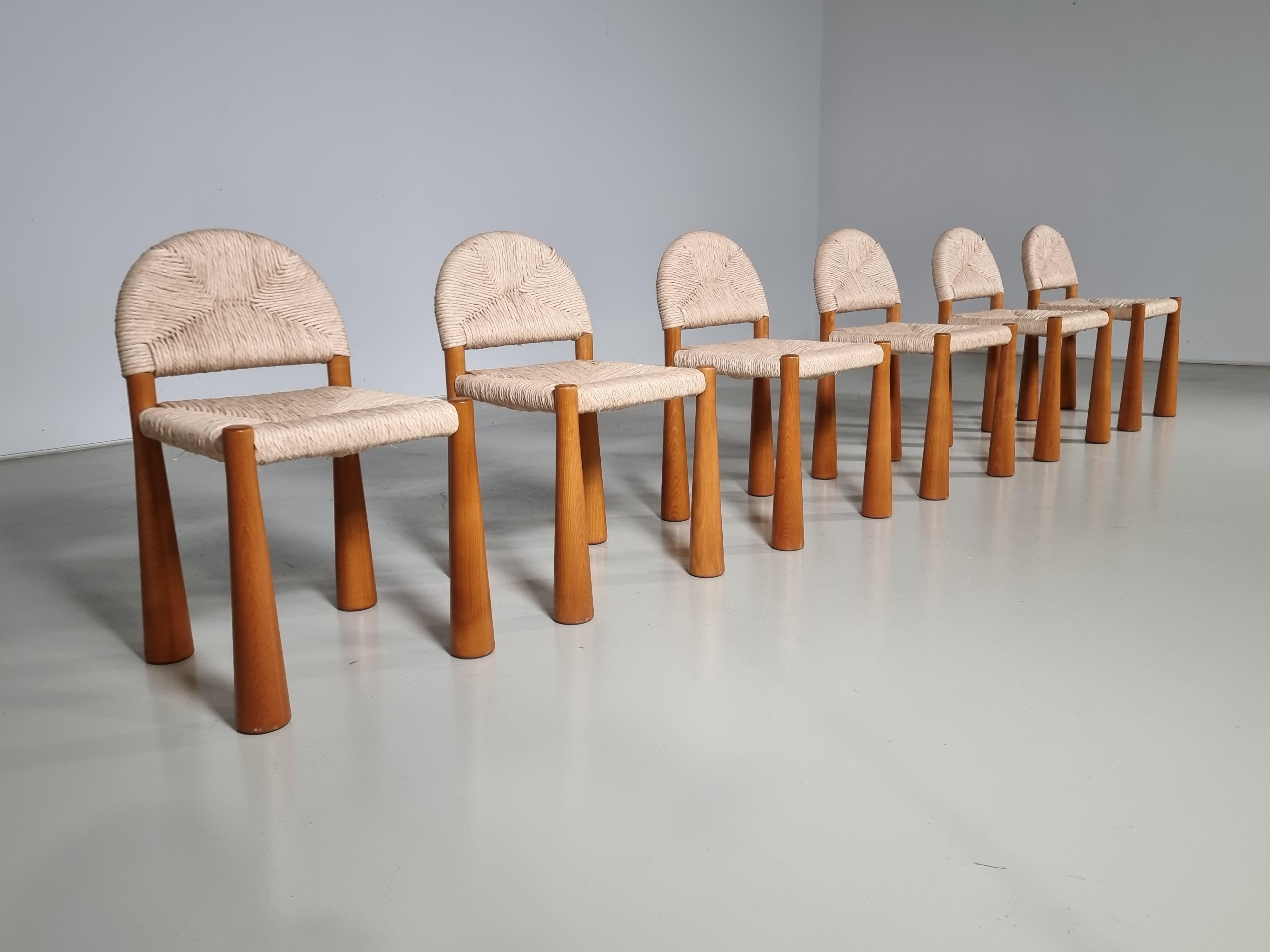 Very rare set of 6 Toscanolla dining chairs. Designed by Becchi (1946-1987) in 1970, for Giovannetti.  Becchi is also the designer of the famous Anfibio sofa.

Unique chairs with smooth lines, make it a perfect addition to any home decor style.