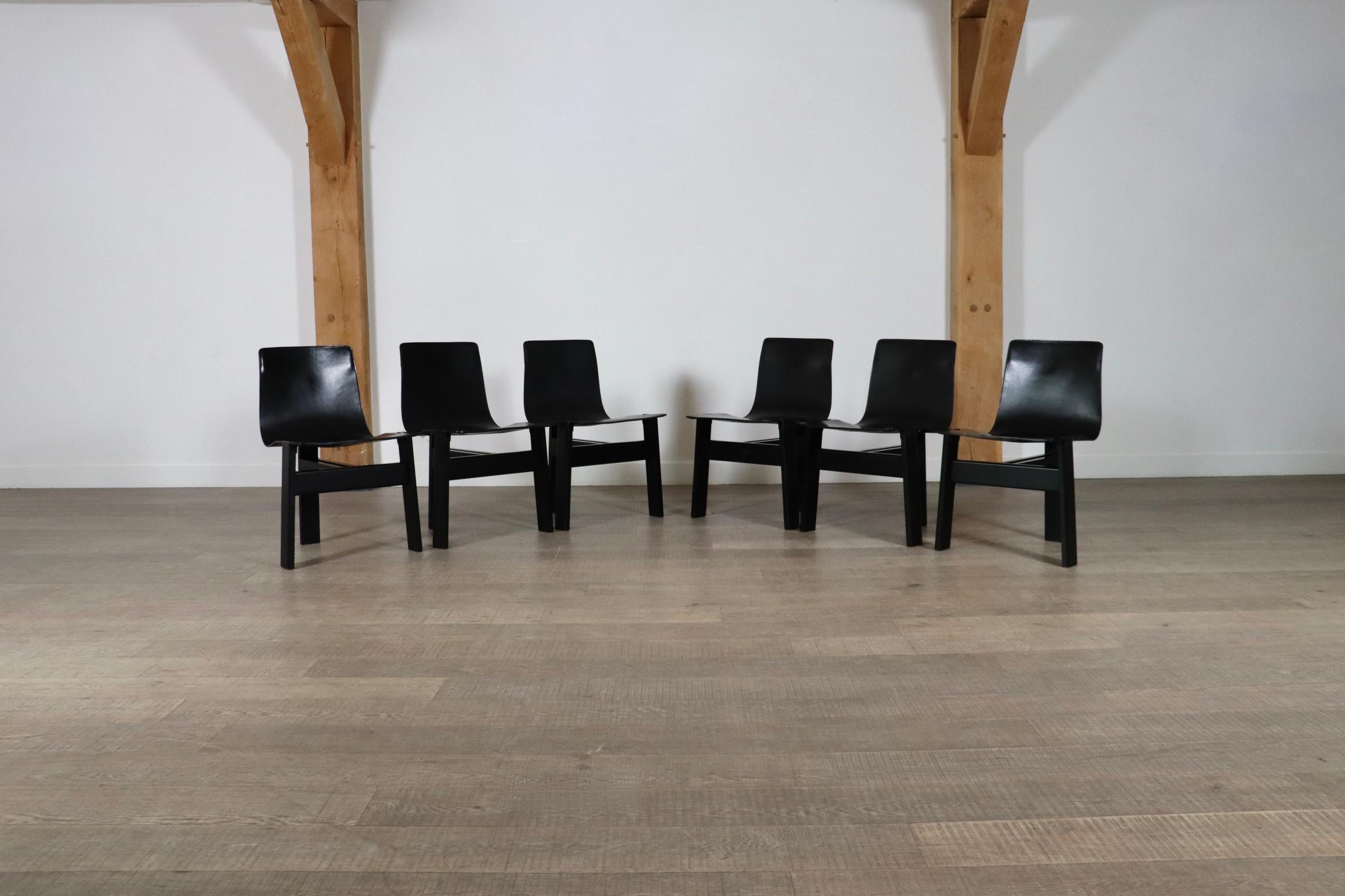 Beautiful set of 5 Tre 3 dining chairs designed by Angelo Mangiarotti for Skipper, Italy, 1970s.

Amazing set of 6 dining chairs featuring minimalistic design details. The thick saddle leather seat lays beautifully into the three solid oak legs,