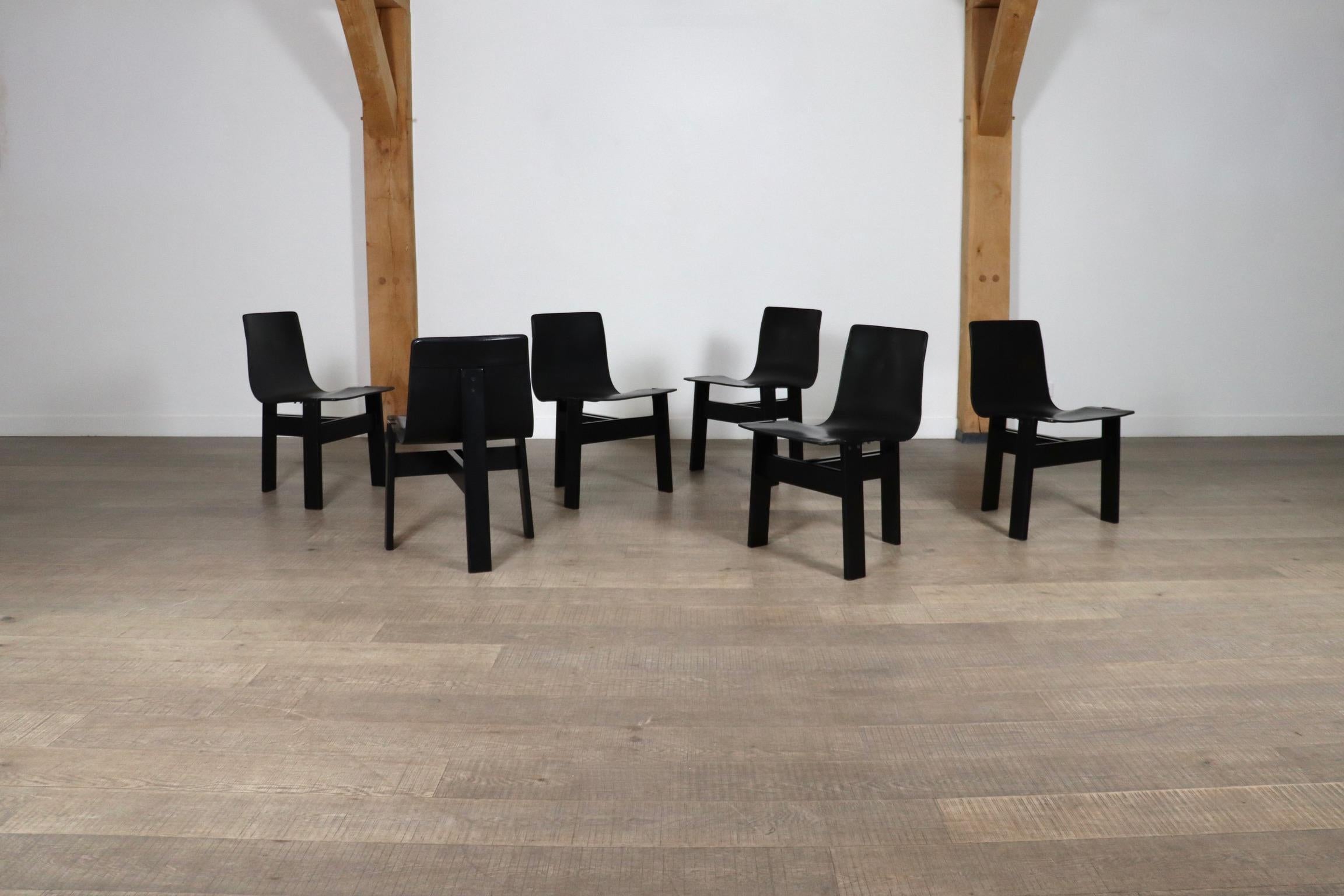 Set of 6 ‘Tre 3’ chairs in black leather, Angelo Mangiarotti for Skipper, 1970s In Good Condition In ABCOUDE, UT