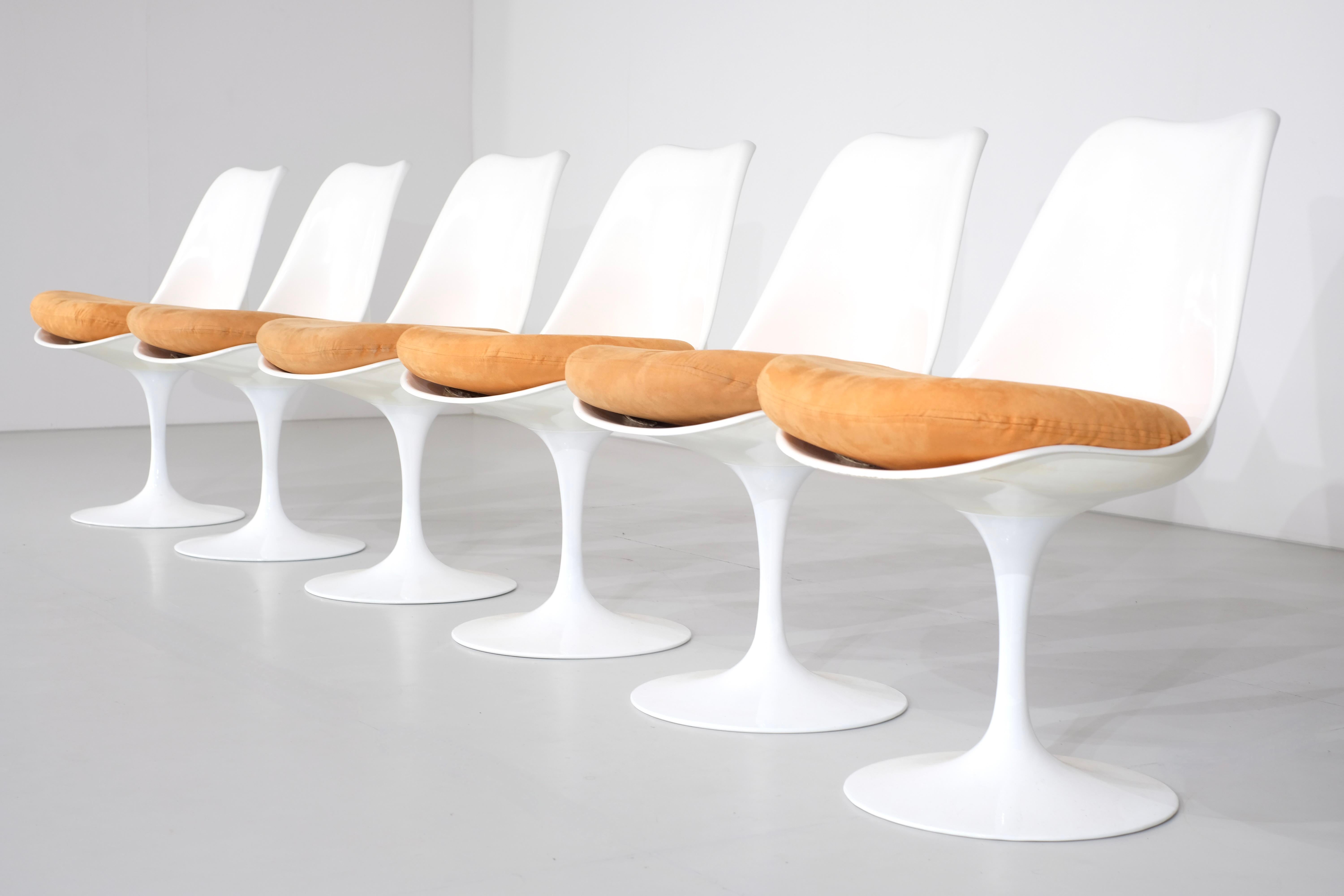 Ensemble de six chaises Tulip conçues par Eero Saarinen pour Knoll International dans les années 1980.

Cette chaise est un classique du design. Il se compose d'une magnifique coque en fibre de verre reposant sur une base en aluminium. Tous deux