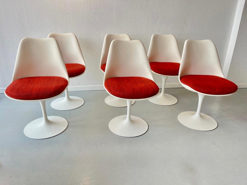 Set di 6 sedie da pranzo girevoli a tulipano di Eero Saarinen e prodotte da Knoll International negli anni '70 ca.
Cuscini originali in lana rossa in ottime condizioni. Etichetta del produttore sotto i cuscini. Sistema girevole ok.
Schiuma ok.