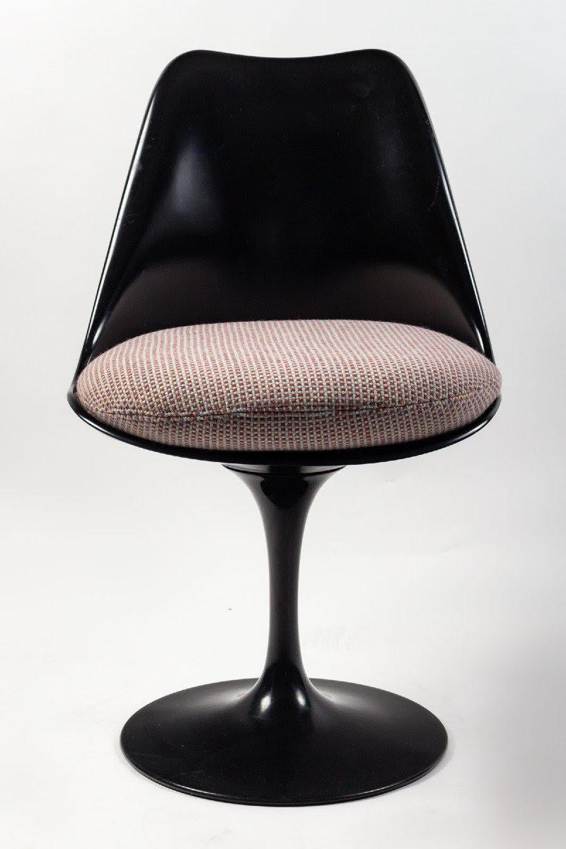 Ensemble de 6 chaises de salle à manger Tulipe par Eero Saarinen pour Knoll, XXème siècle.

Ensemble de 6 chaises tulipe par Eero Saarinen pour Knoll pour salle à manger en fibre de verre noire et tissu, coussins rénovés .  
w : 50cm, h : 81cm, d :