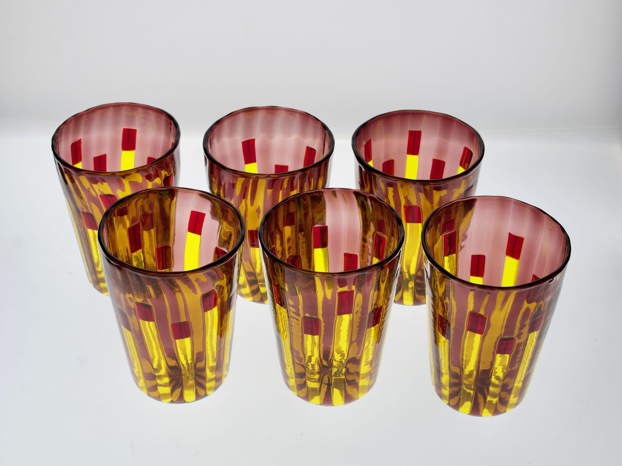 Ensemble de 6 verres jaune et améthyste aux accents rouge vif, Piattelli en vente 3