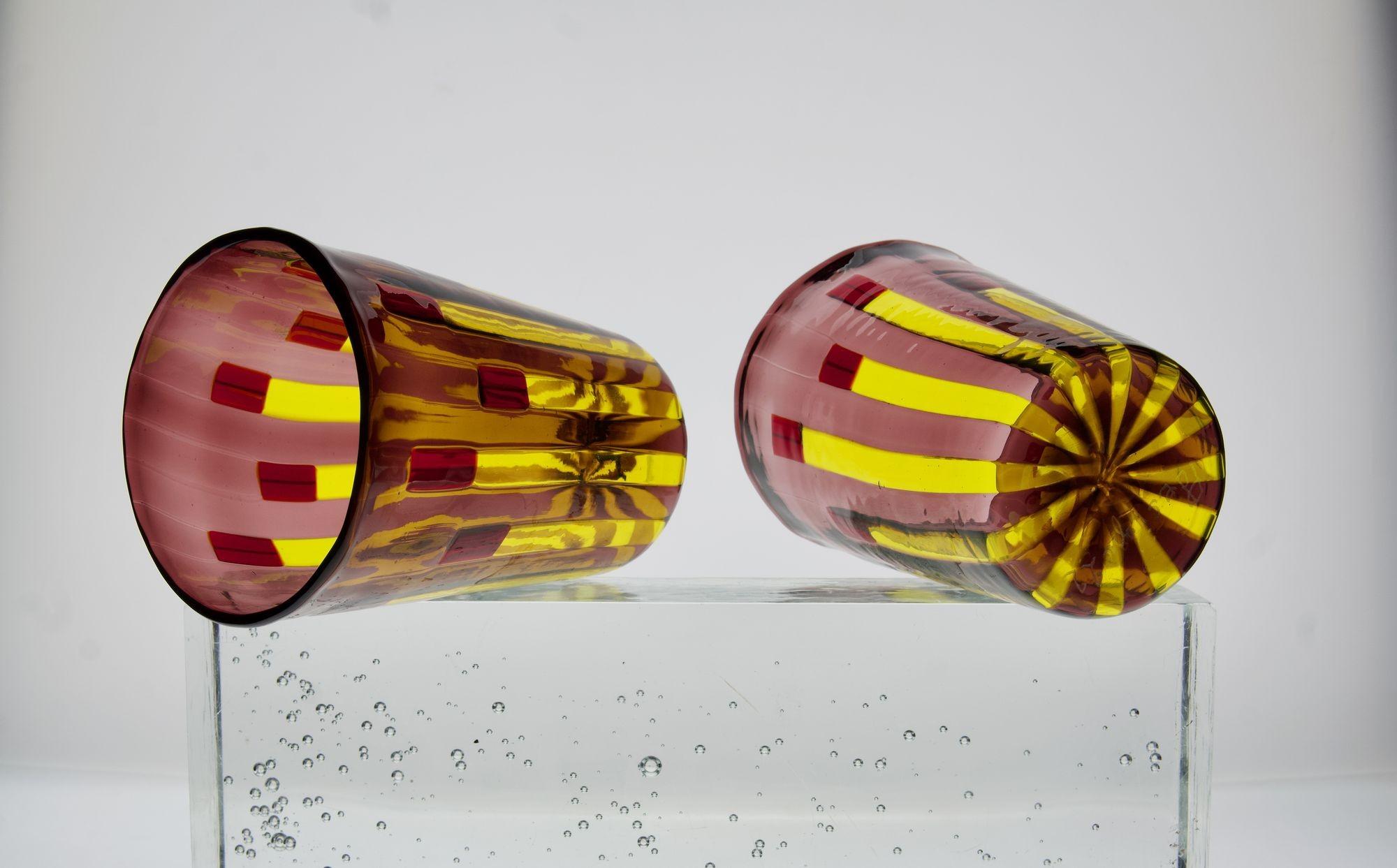 Ensemble de 6 verres jaune et améthyste aux accents rouge vif, Piattelli en vente 5