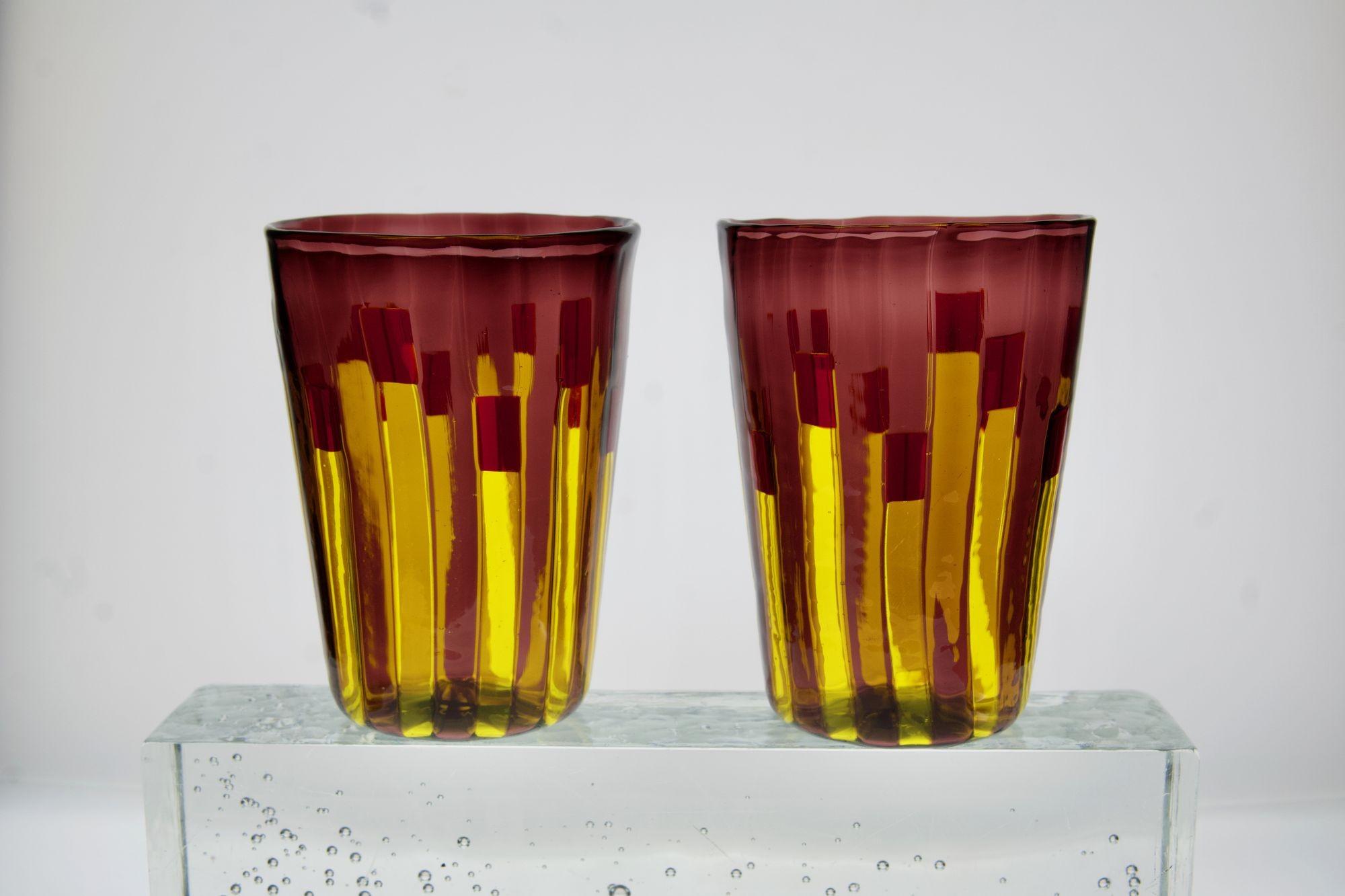 Ensemble de 6 verres jaune et améthyste aux accents rouge vif, Piattelli en vente 6