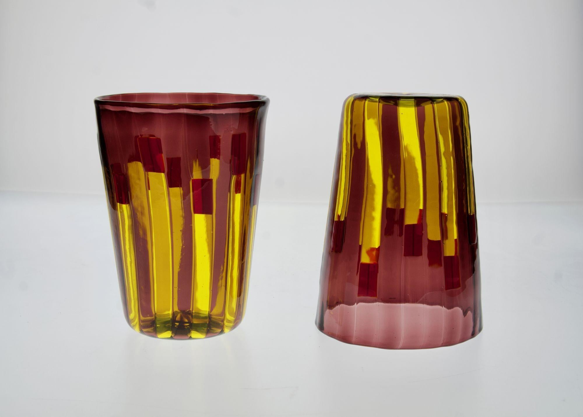 Ensemble de 6 verres jaune et améthyste aux accents rouge vif, Piattelli en vente 8