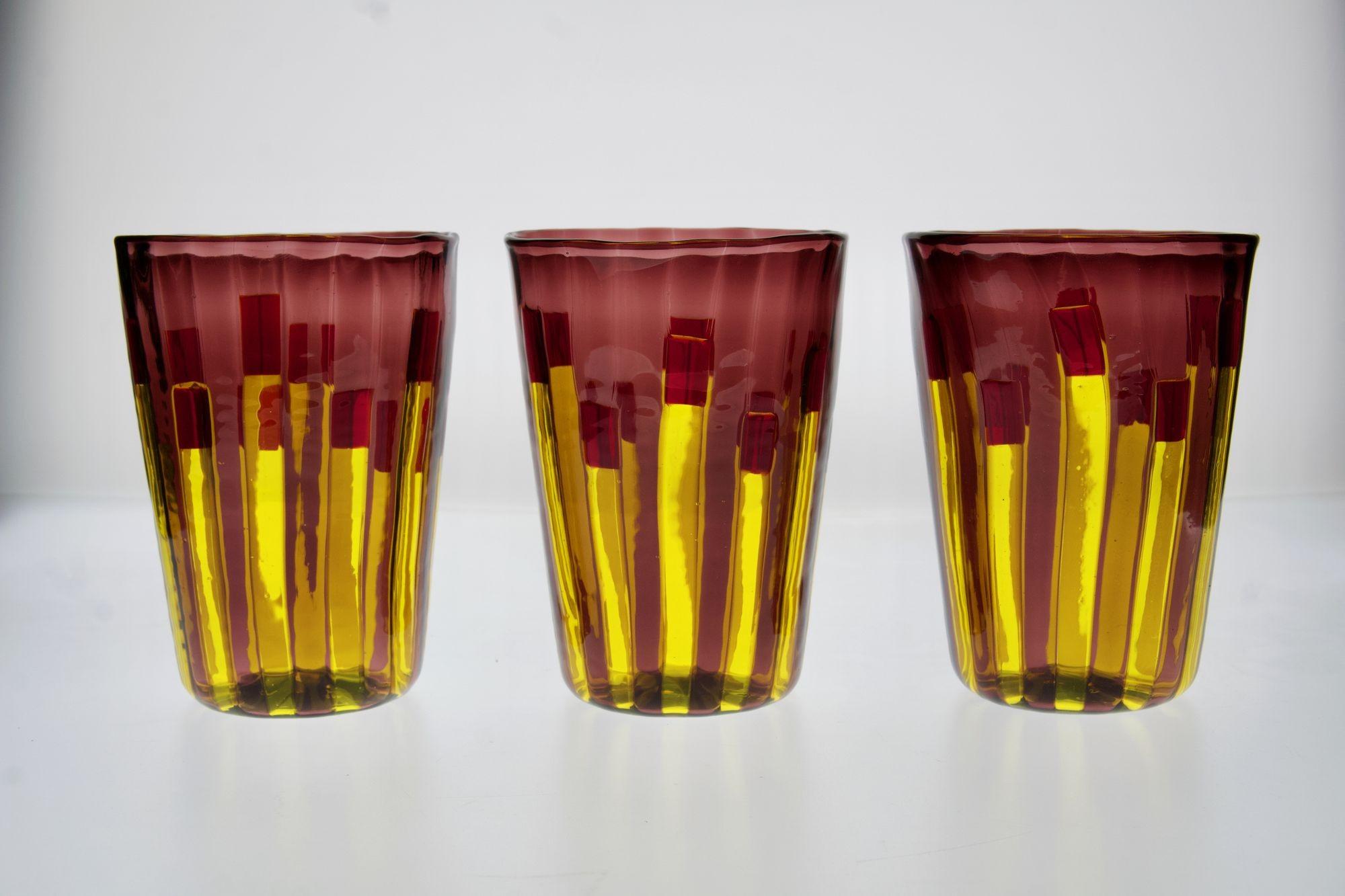 Ensemble de 6 verres jaune et améthyste aux accents rouge vif, Piattelli en vente 9