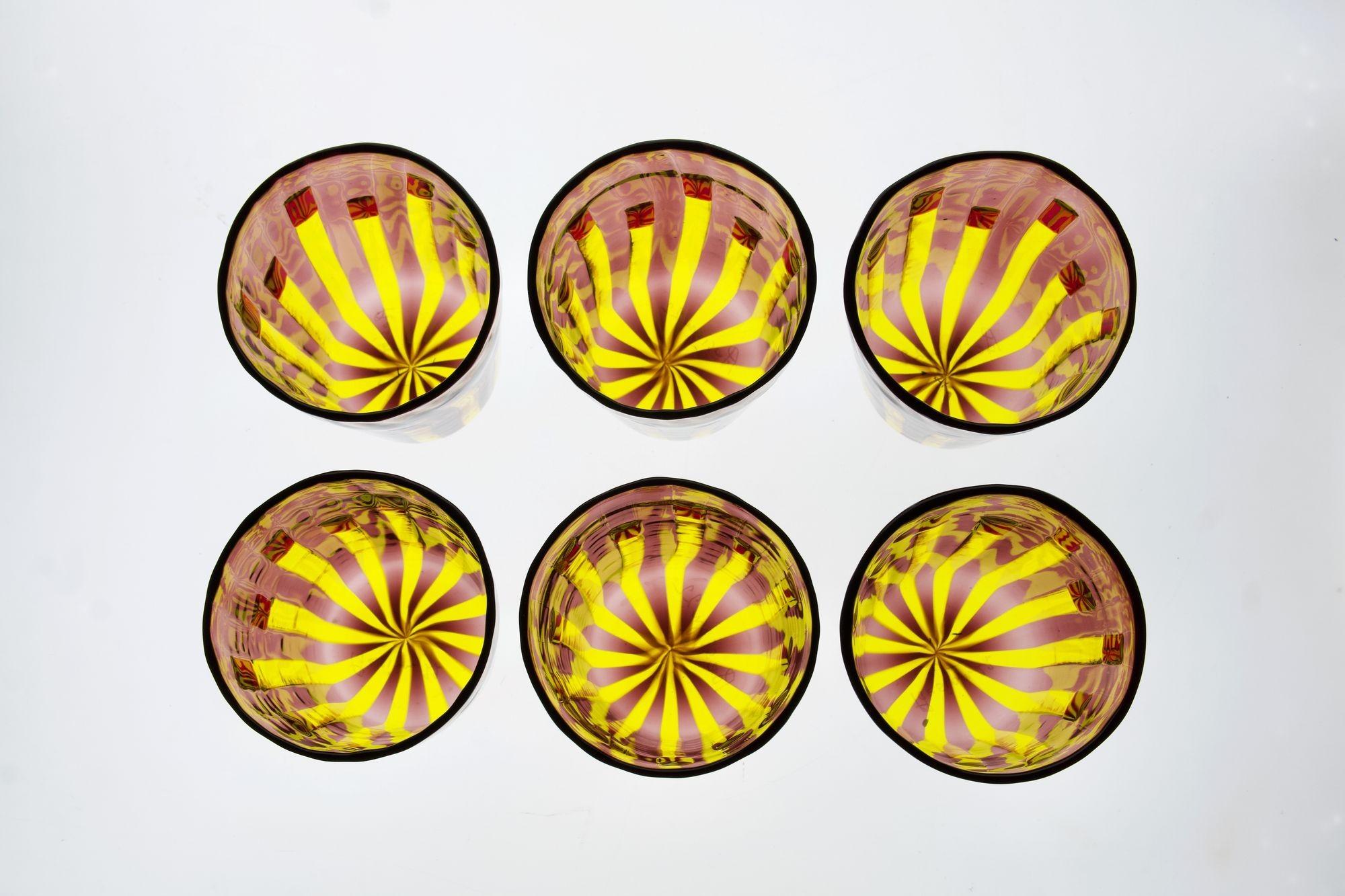 Ensemble de 6 verres jaune et améthyste aux accents rouge vif, Piattelli en vente 10