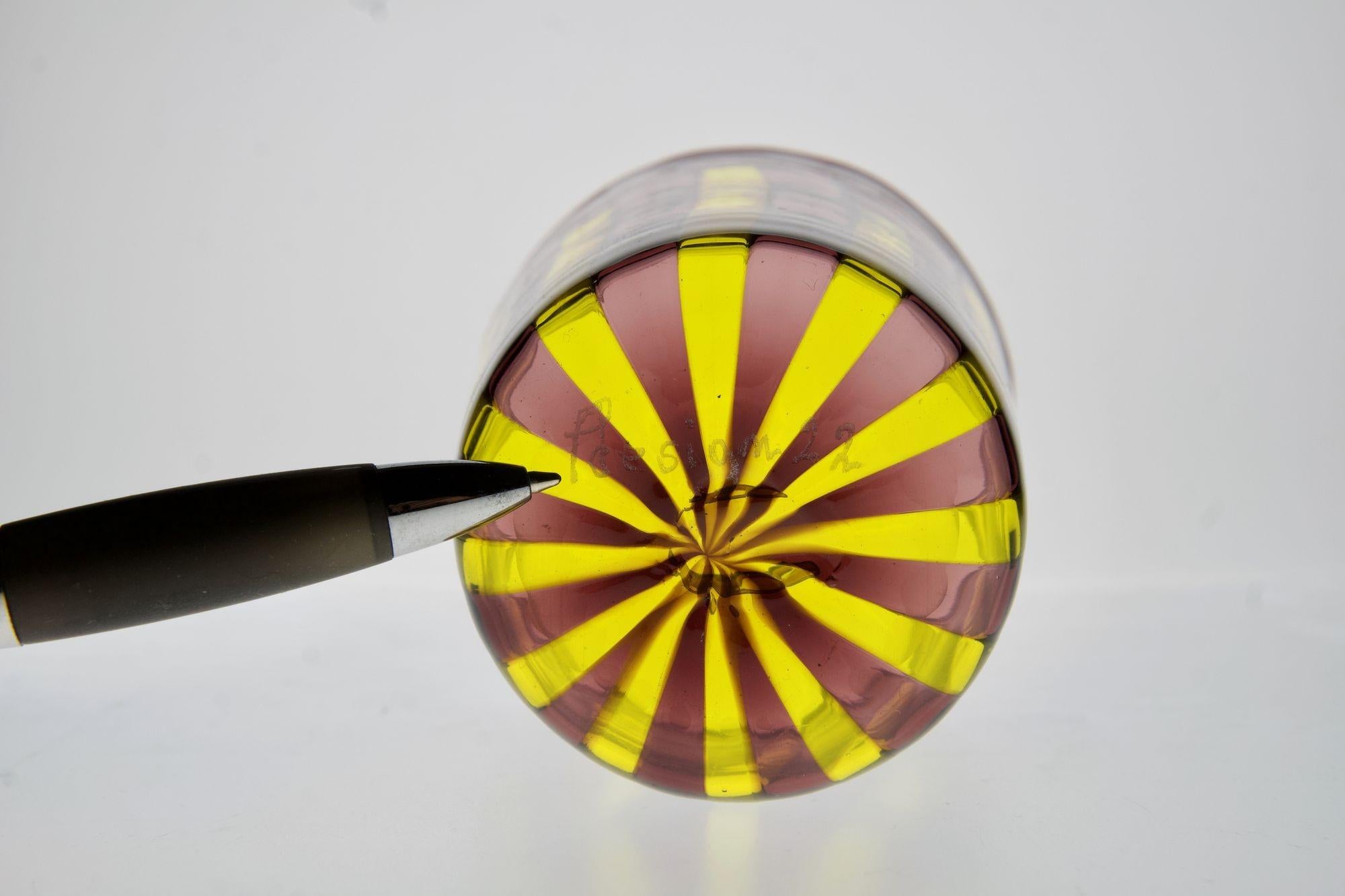 Ensemble de 6 verres jaune et améthyste aux accents rouge vif, Piattelli en vente 12