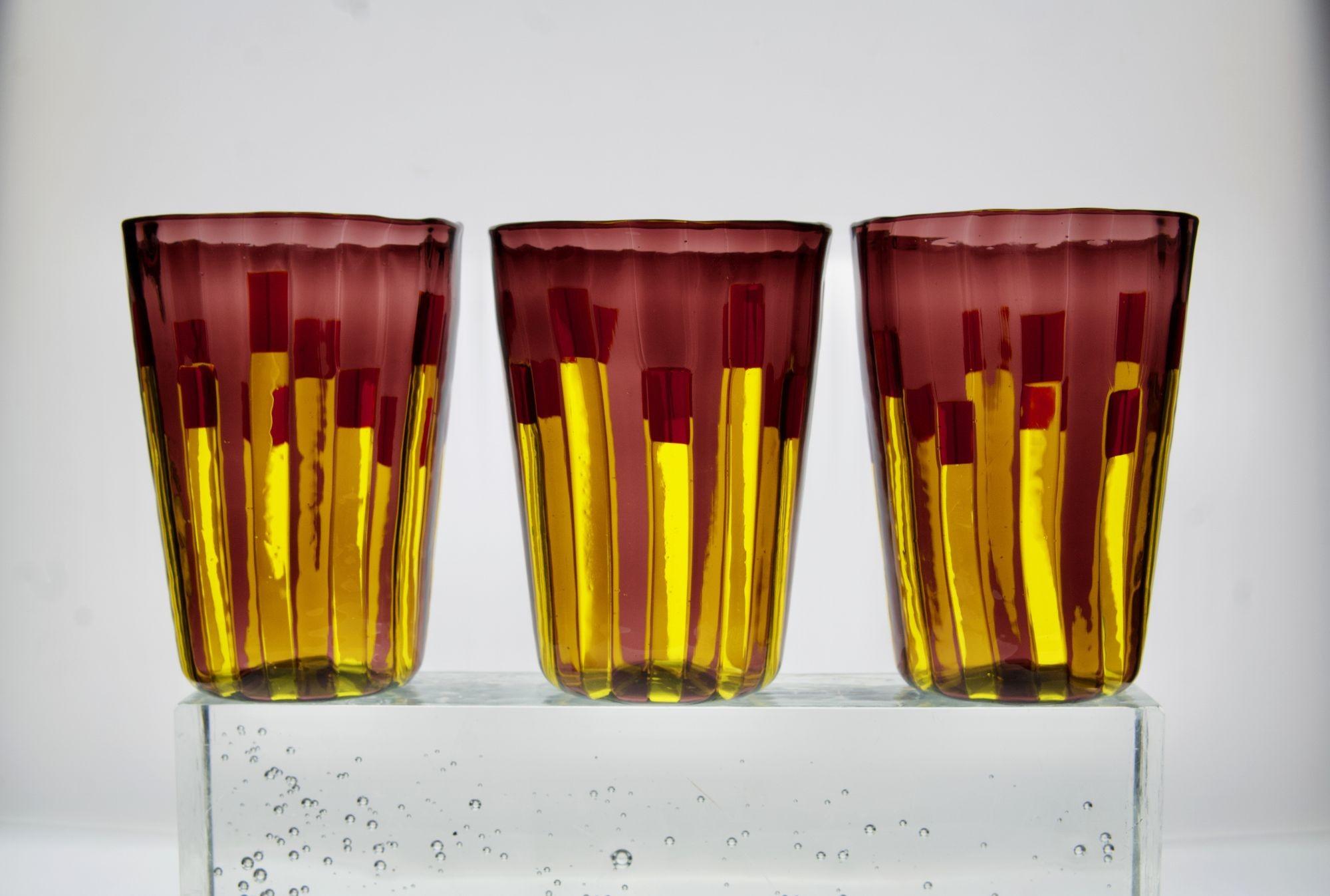 Mid-Century Modern Ensemble de 6 verres jaune et améthyste aux accents rouge vif, Piattelli en vente