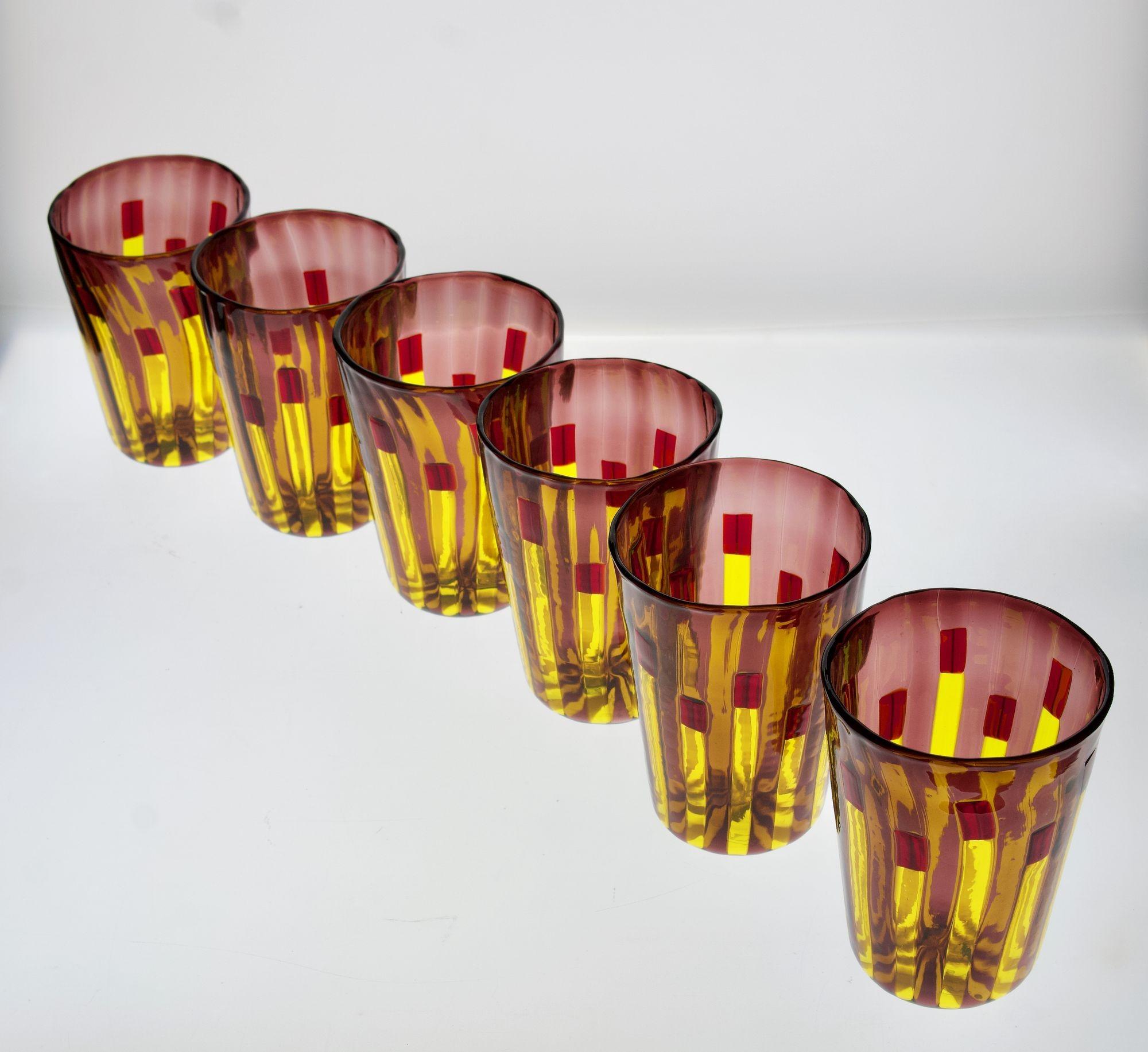 XXIe siècle et contemporain Ensemble de 6 verres jaune et améthyste aux accents rouge vif, Piattelli en vente