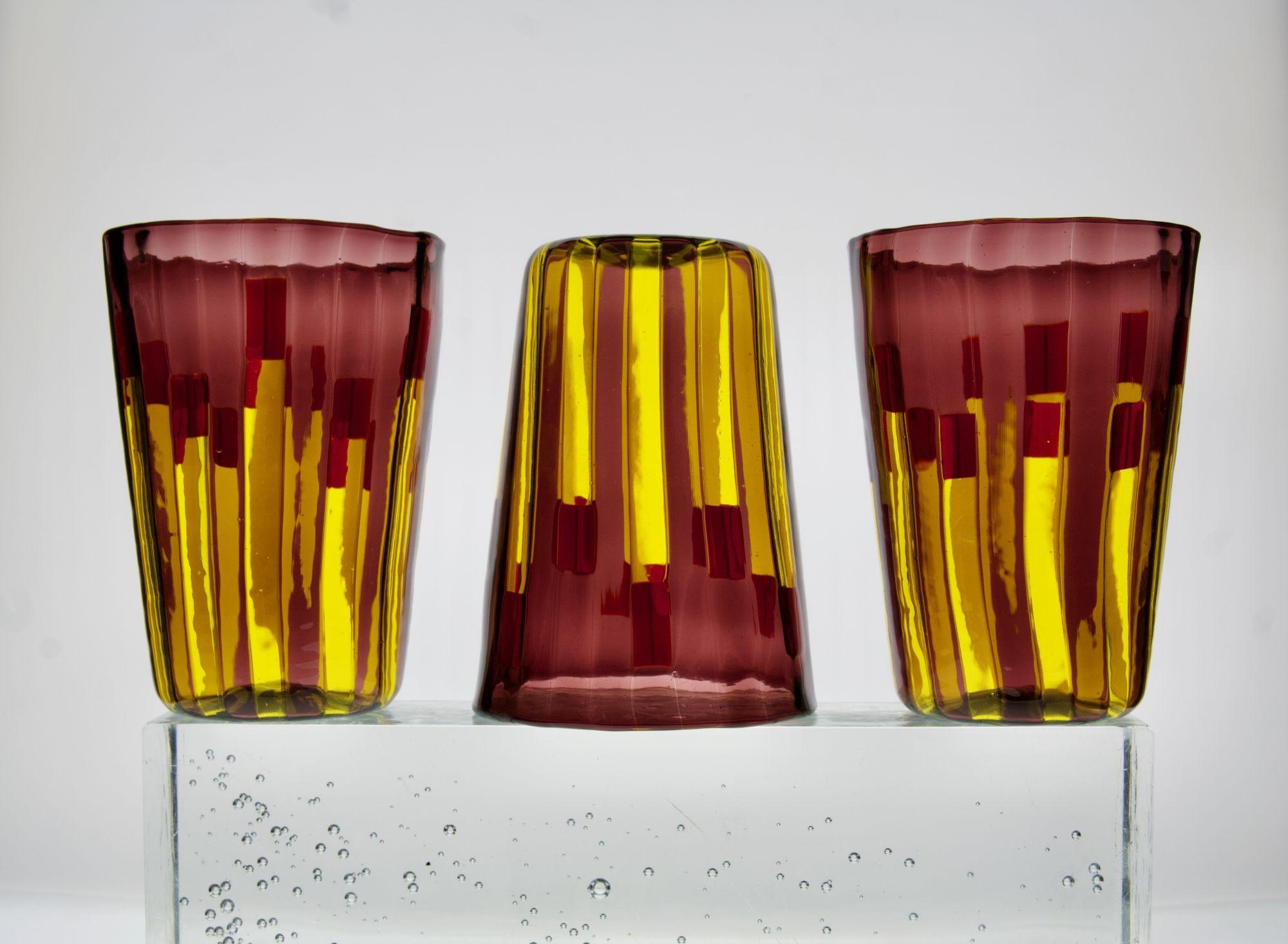 Verre de Murano Ensemble de 6 verres jaune et améthyste aux accents rouge vif, Piattelli en vente