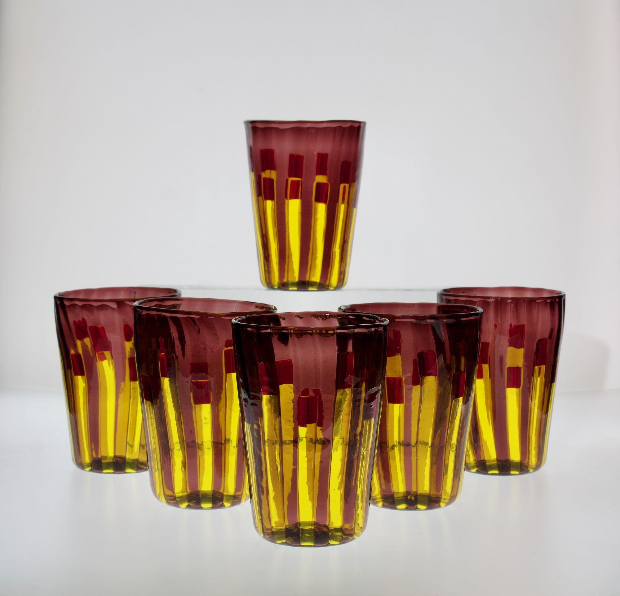 Ensemble de 6 verres jaune et améthyste aux accents rouge vif, Piattelli en vente 1