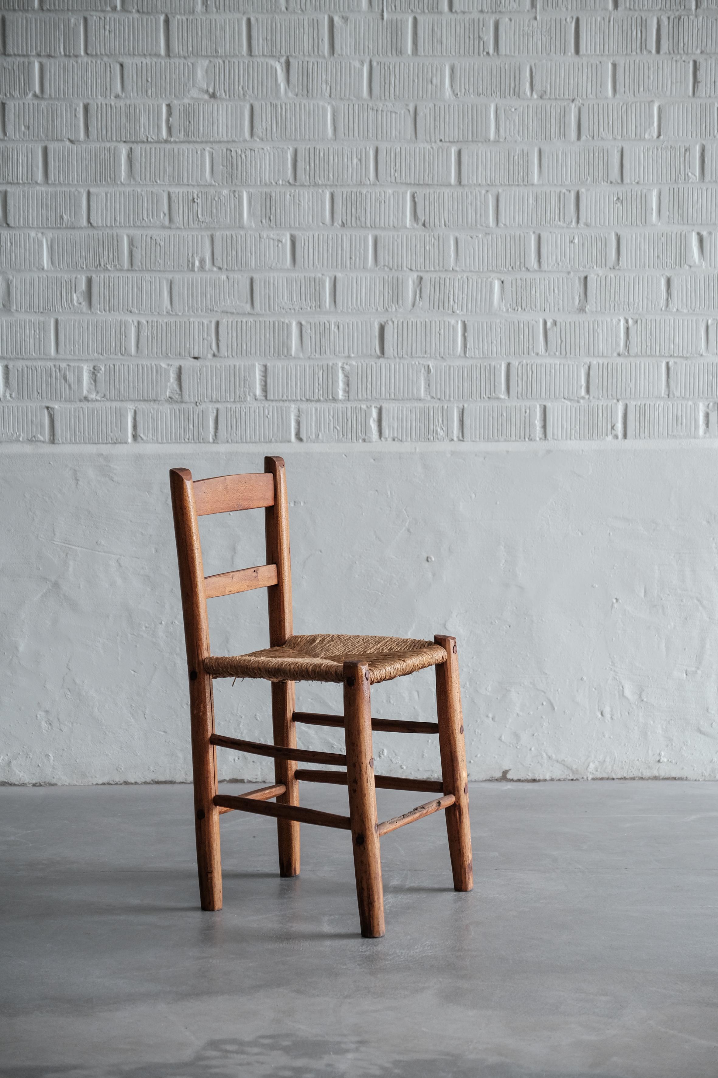 Ensemble de chaises fabriquées à la main dans les Pyrénées françaises en bois et en jonc, années soixante-dix. 

Chaque chaise est unique. 

Il manque une barre verticale en bois à l'une des chaises (voir photos 6), mais il n'y a pas de problème de