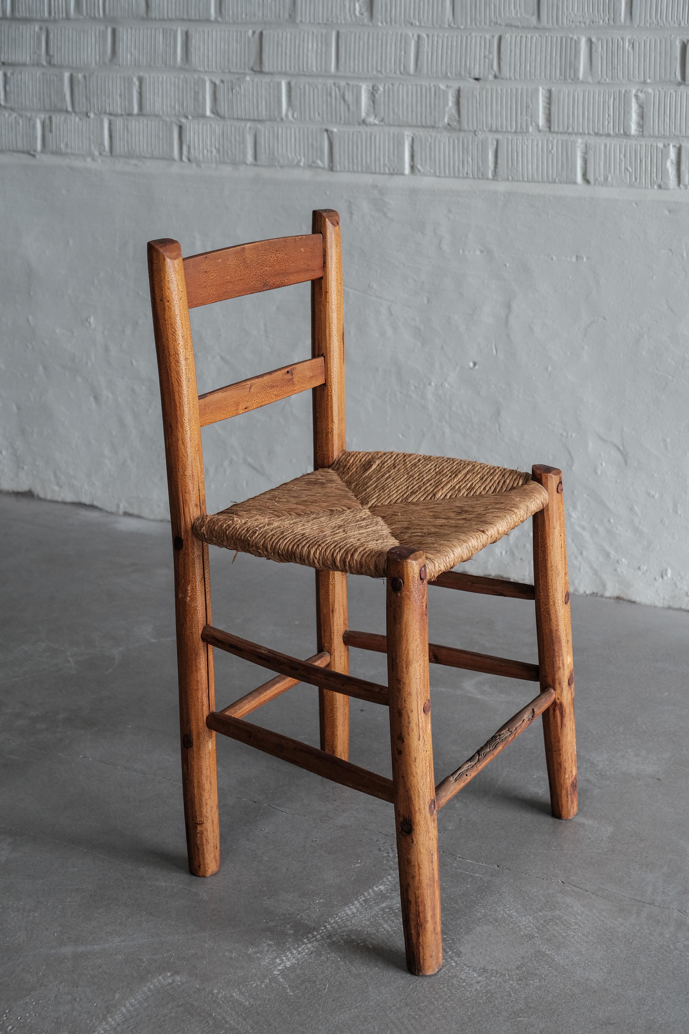 Ensemble de 6 chaises uniques, Pyrenees France 1970. État moyen - En vente à Zandhoven, BE