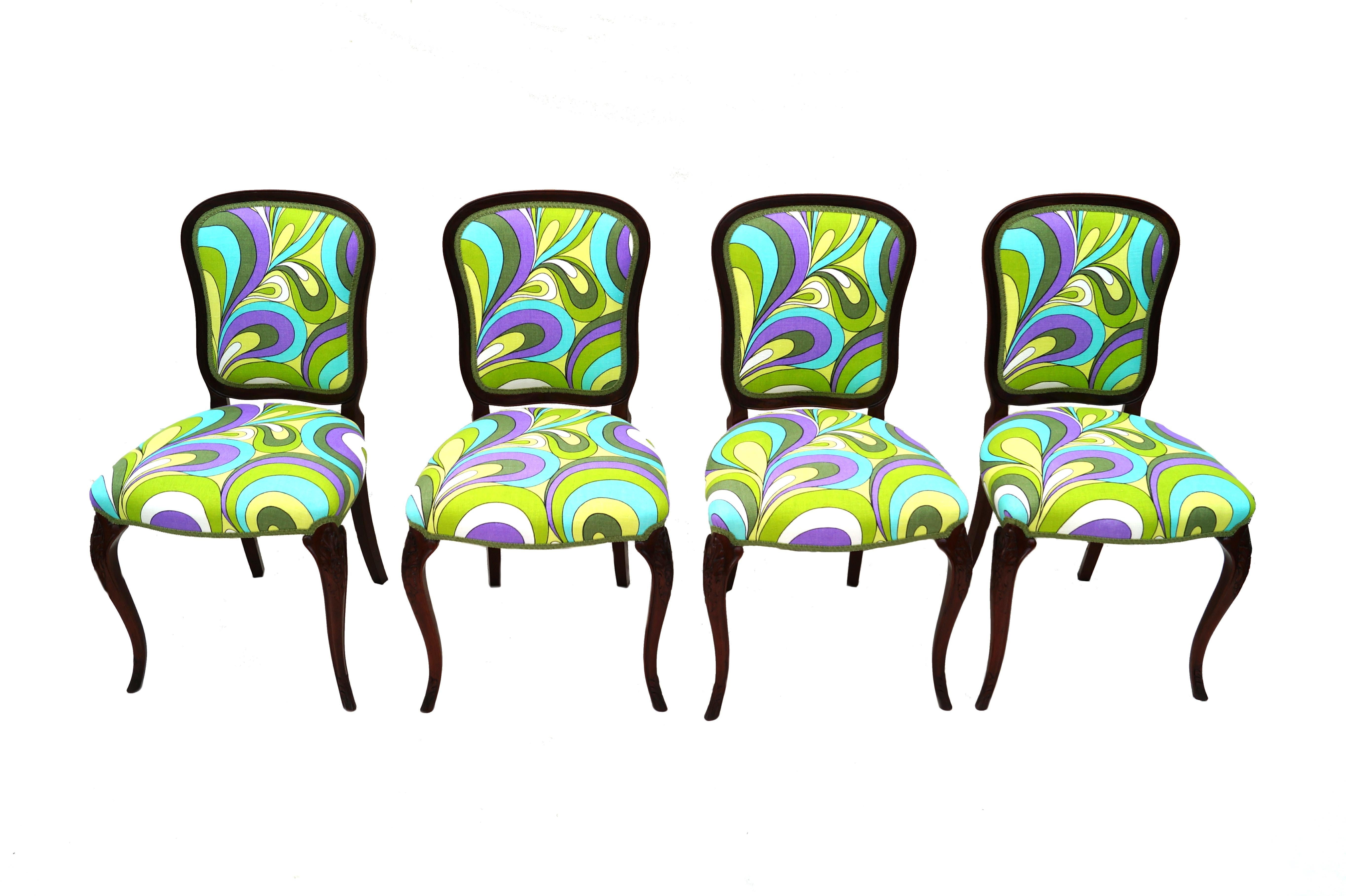 Un set molto insolito e unico nel suo genere di sedie provinciali francesi/italiane con un appeal moderno. Sono rivestiti in un tessuto in stile Pucci o in un altro.  o Realizzato dal designer.  Questo modello si abbina a molti decori e sarebbe