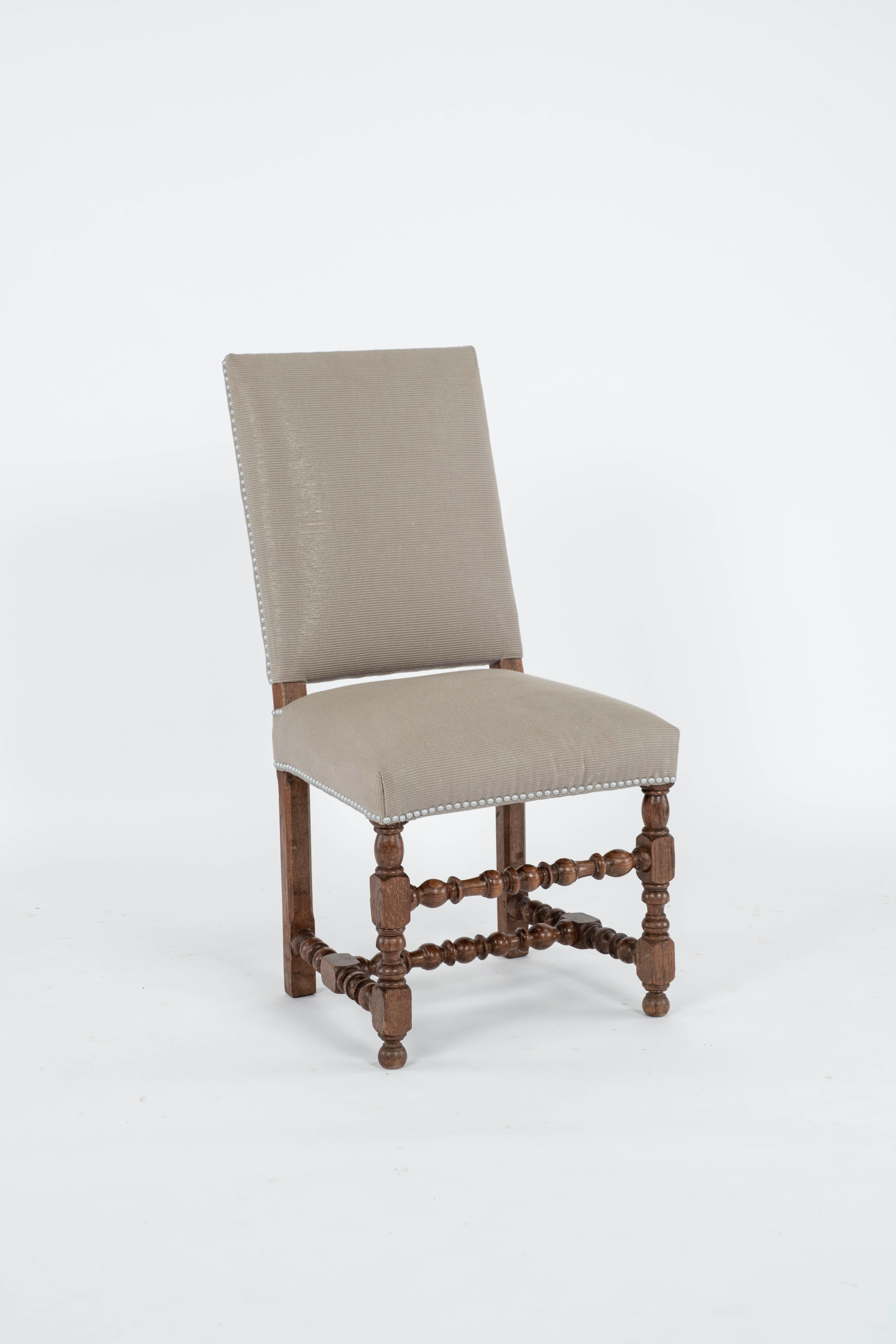 Satz von 6 gepolsterten Esszimmerstühlen mit gedrechselten Holzbeinen im Zustand „Gut“ im Angebot in Houston, TX