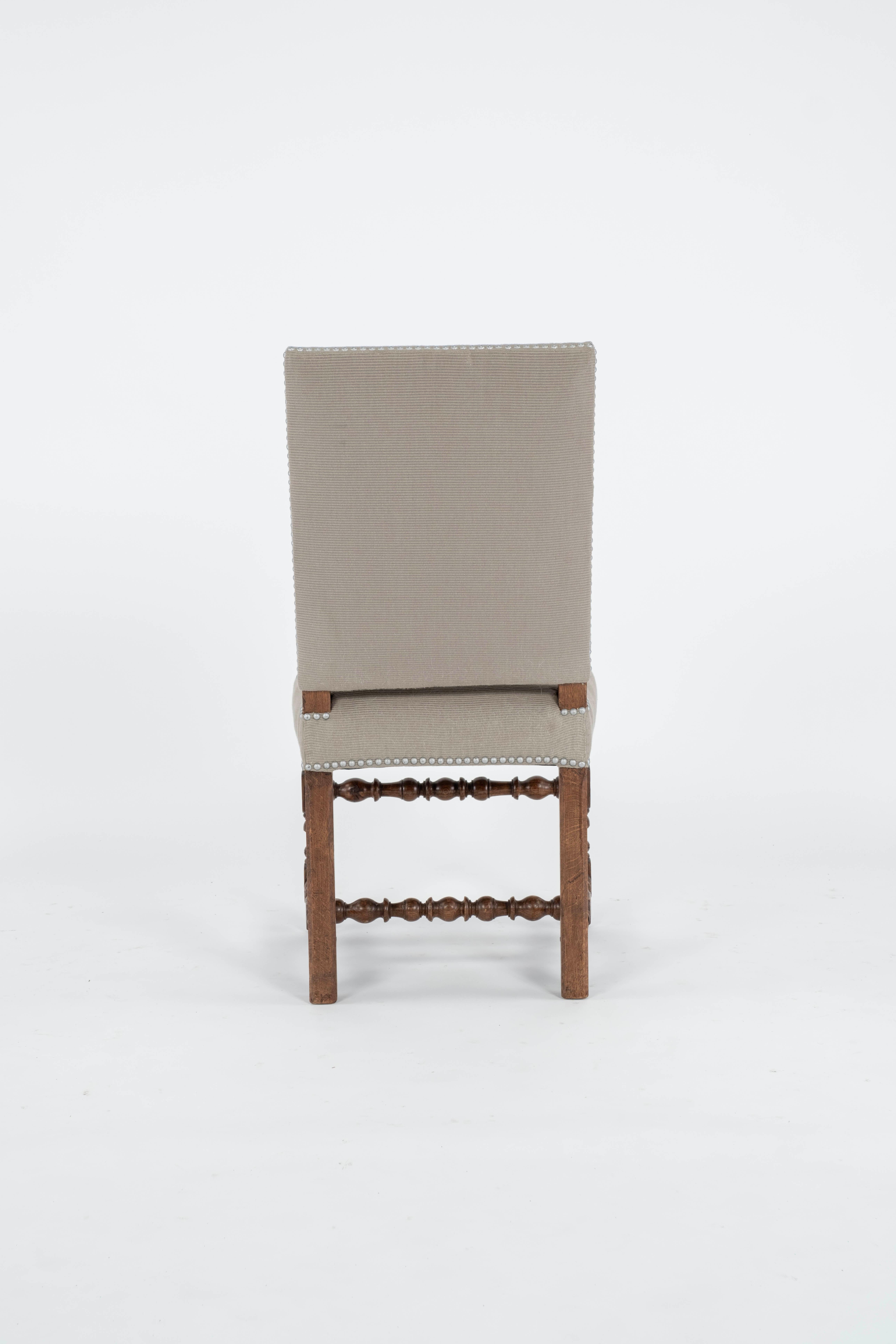 Satz von 6 gepolsterten Esszimmerstühlen mit gedrechselten Holzbeinen (20. Jahrhundert) im Angebot