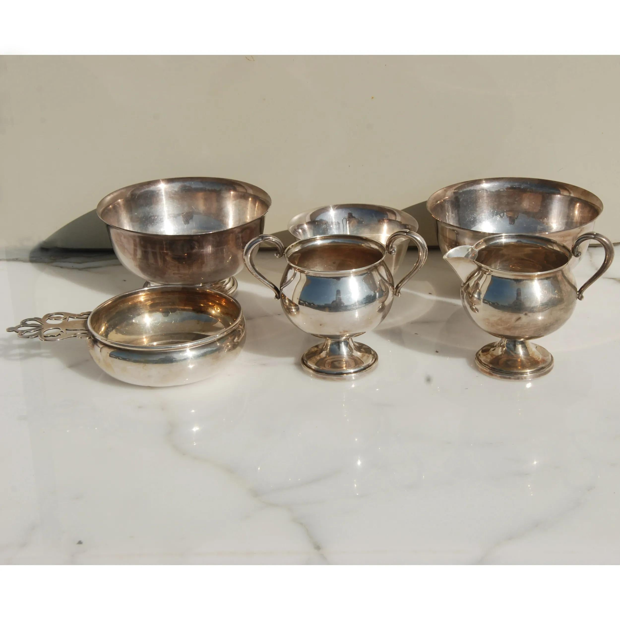 Si tratta di un set di 6 ciotole da portata assortite. Questo set comprende una lattiera, una zuccheriera e altri pezzi da portata.