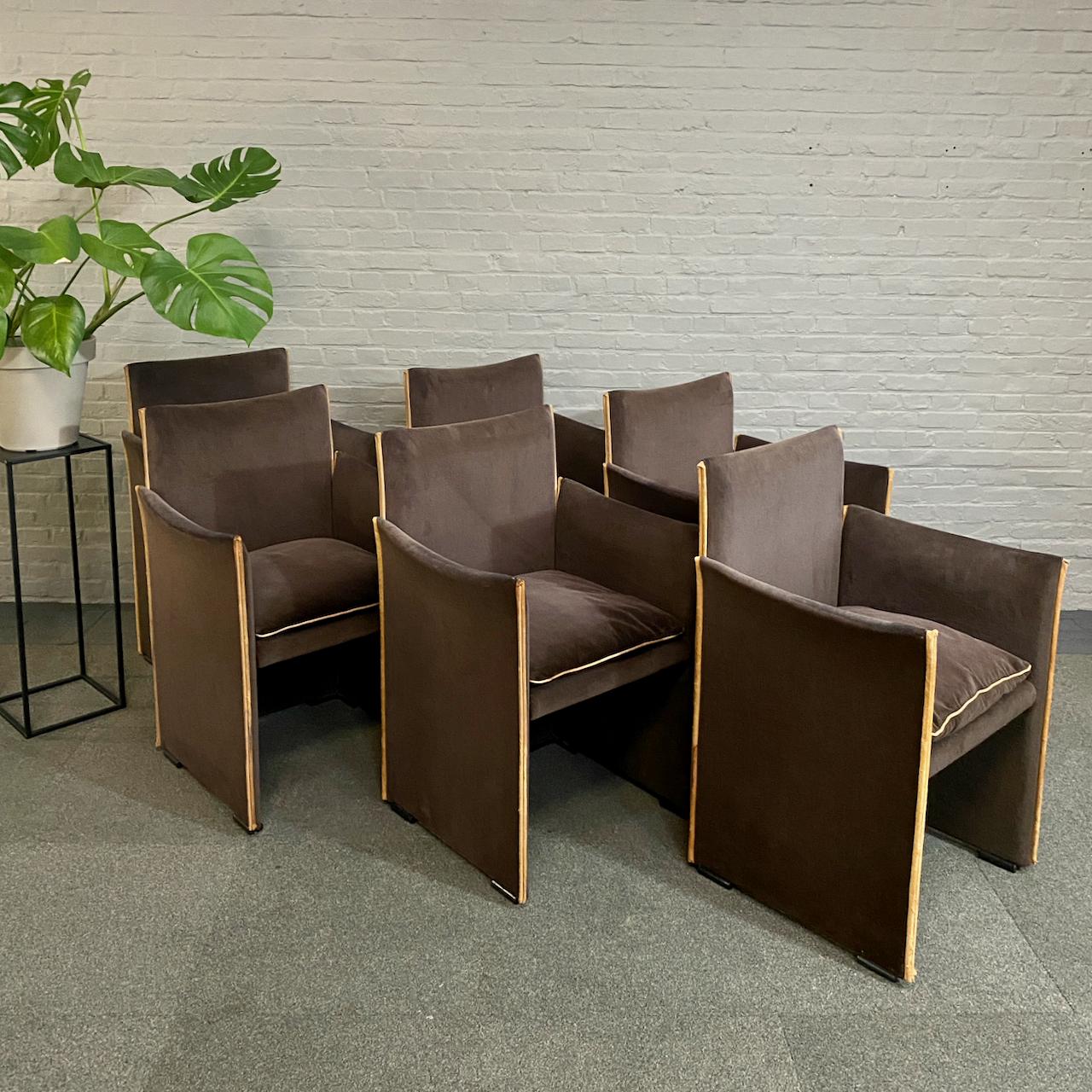 SET OF 6 MARIO BELLINI 401 BREAK CHAIRS FOR CASSINA - ITALY 1970'S

Set of 6 dining chairs designed by Mario Bellini for Cassina the 401 break.
Fabric is soft aubergine/brown velvet with natural leather trim and black zippers.
Production is probably