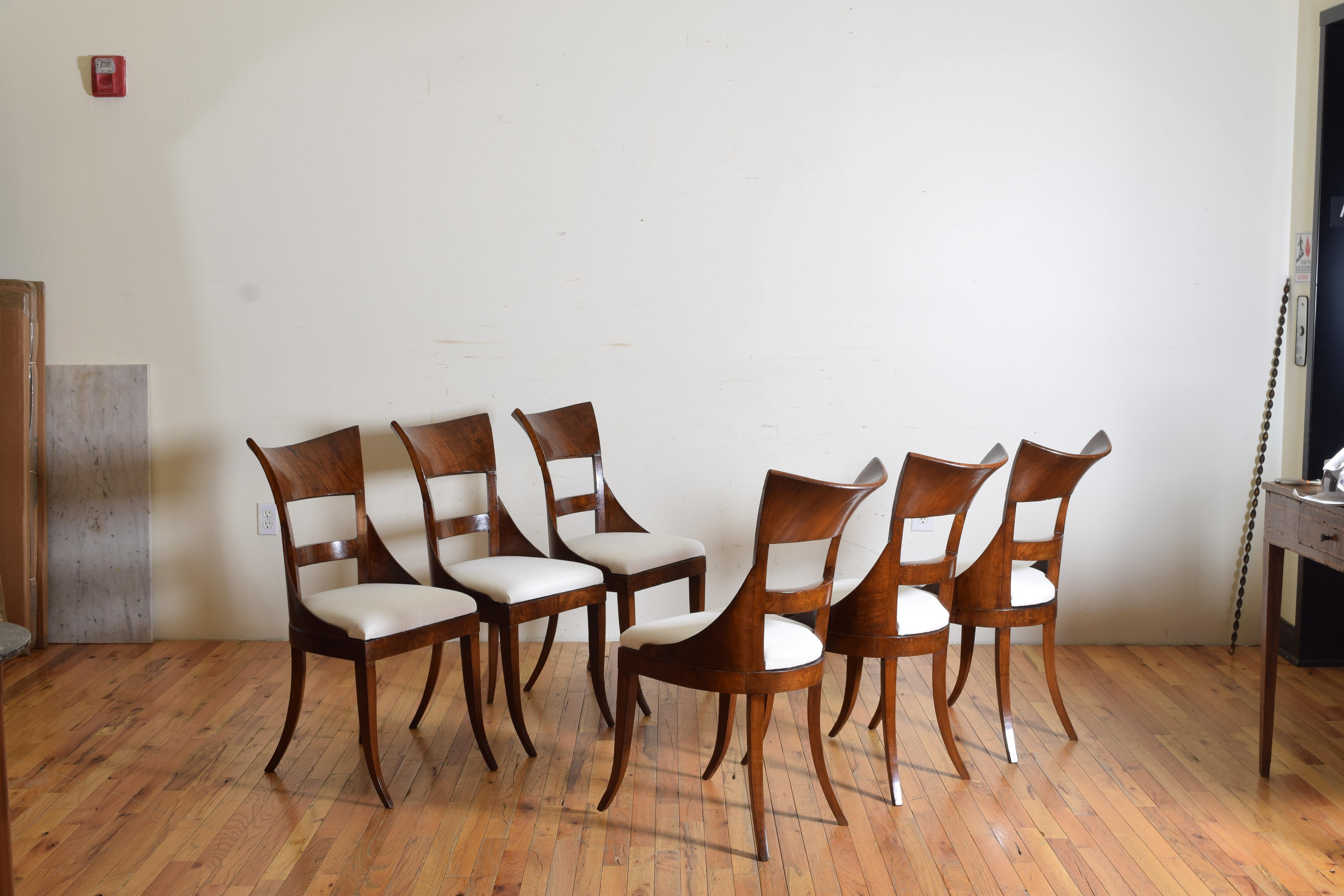 Set of 6 Venetian Walnut Veneered Dining Chairs, Early 19th Century In Good Condition In Atlanta, GA