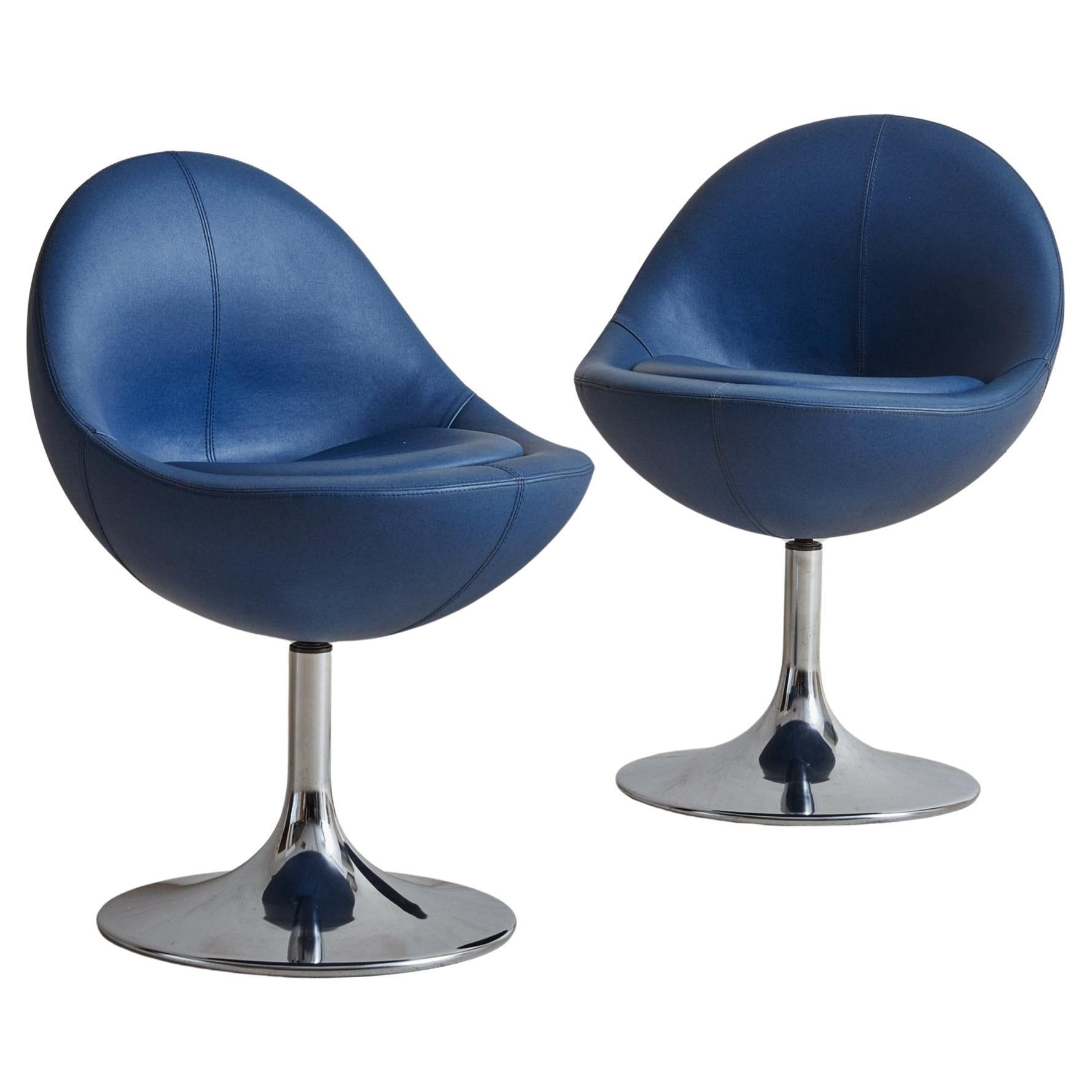 A set of 6 ‘Venus’ dining chairs by Swedish designer Börje Johanson for his family business, Johanson. These chairs feature curved, upholstered egg shaped seats with handsome stitch detailing and removable cushions. They have aluminum swivel tulip