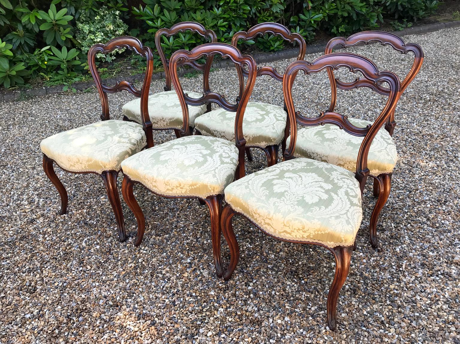 Set of 6 Victorian rosewood spoon back dining chairs with carved decoration, upholstered seats on cabriole legs.

circa 1860

Dimensions:
Height to top: 33.5 inches - 85 cms
Height to seat: 17 inches - 44 cms
Width 18.5 inches - 47 cms.

 