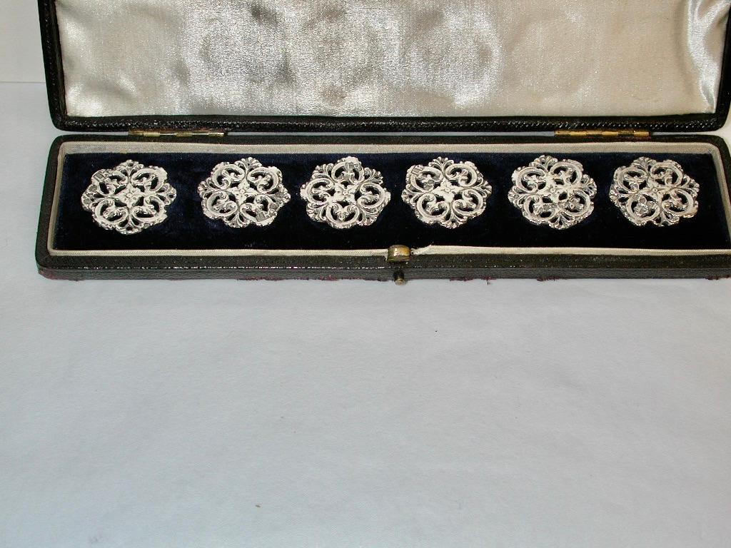 Set di 6 bottoni d'argento vittoriani in una custodia in pelle Londra 1896 di Julius Loewe Rosenthal
Questo grazioso set di bottoni è stato fuso dal produttore di cui sopra, che si è specializzato nella realizzazione di  fibbie e bottoni.
La