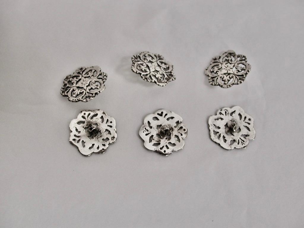Inglese Set di 6 bottoni d'argento vittoriani in un astuccio di pelle rivestito Londra 1896 in vendita
