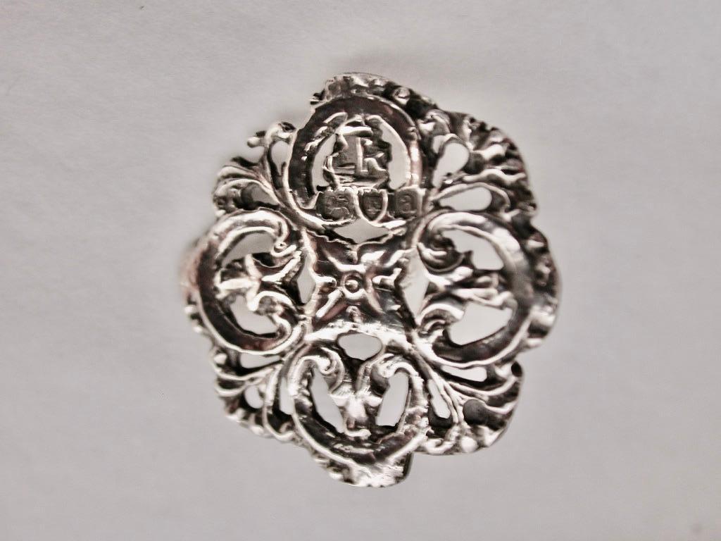 Set di 6 bottoni d'argento vittoriani in un astuccio di pelle rivestito Londra 1896 In condizioni buone in vendita a London, GB