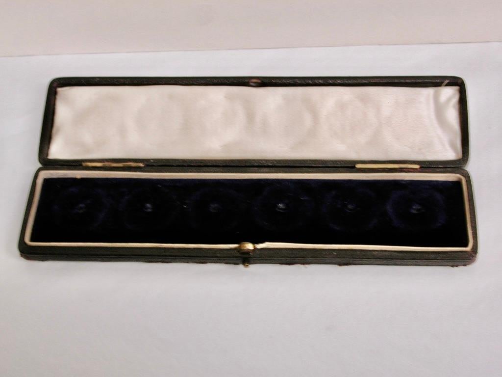 Fine XIX secolo Set di 6 bottoni d'argento vittoriani in un astuccio di pelle rivestito Londra 1896 in vendita