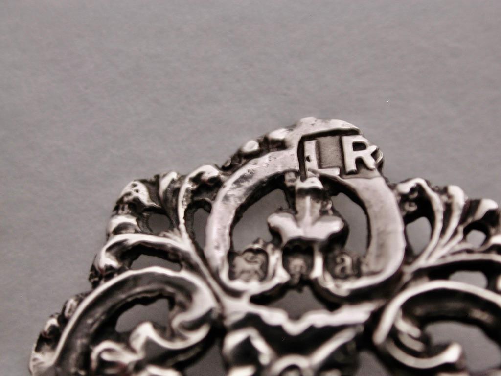 Set di 6 bottoni d'argento vittoriani in un astuccio di pelle rivestito Londra 1896 in vendita 1