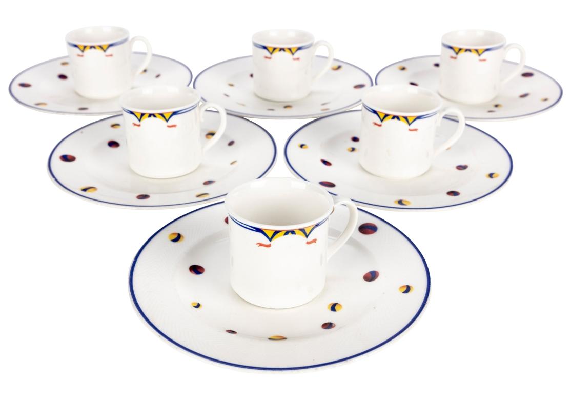 Ein Satz von sechs Villeroy & Boch für Le Cirque Porzellan Tassen und Untertassen mit gelben Zirkus Big Tops fliegenden roten Fahnen und verstreuten bunten Kugeln mit doppelten blauen Rändern dekoriert. Die übergroße Untertasse zum Ablegen eines