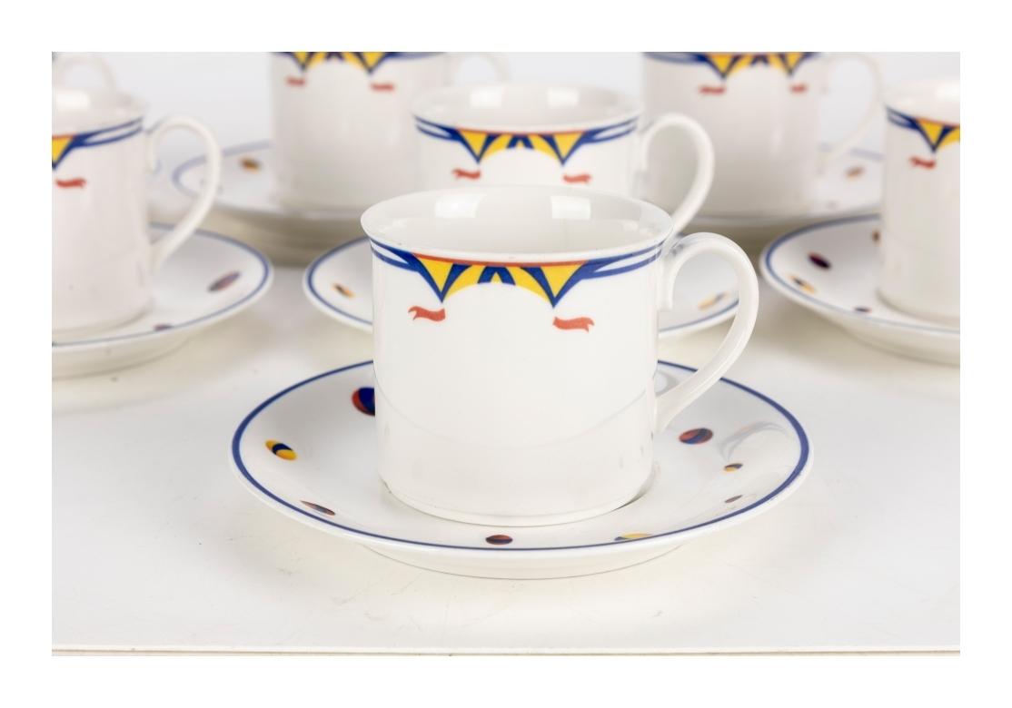 Ein Satz von sechs Villeroy & Boch für Le Cirque Restaurant Porzellan Tassen und Untertassen mit gelben Zirkus Big Tops fliegenden roten Fahnen und verstreuten bunten Kugeln mit doppelten blauen Rändern verziert. 
MEHR VERFÜGBAR.

Abmessungen: