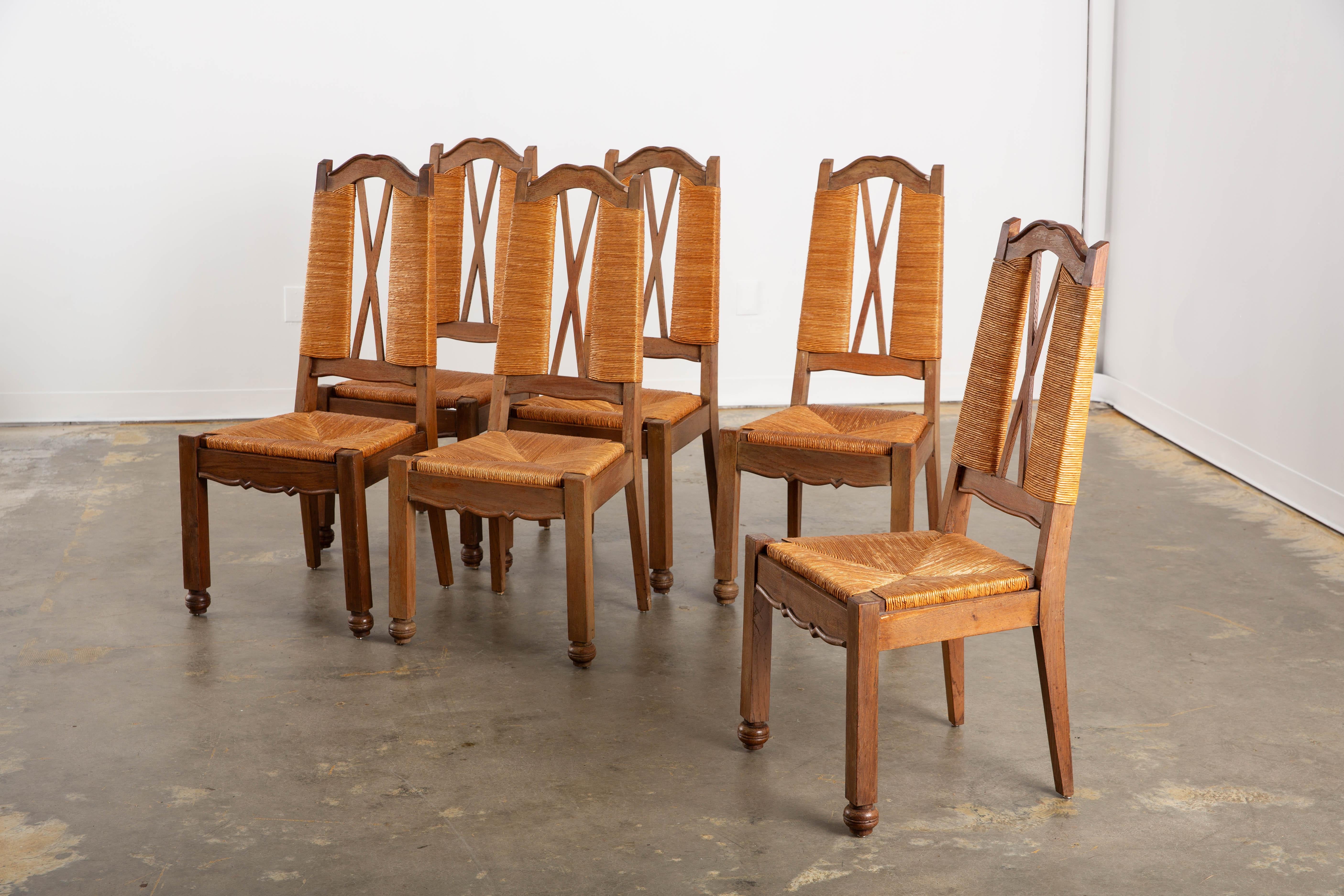 Set di 6 sedie da pranzo in rovere francese degli anni '40 con schienale a forma di 