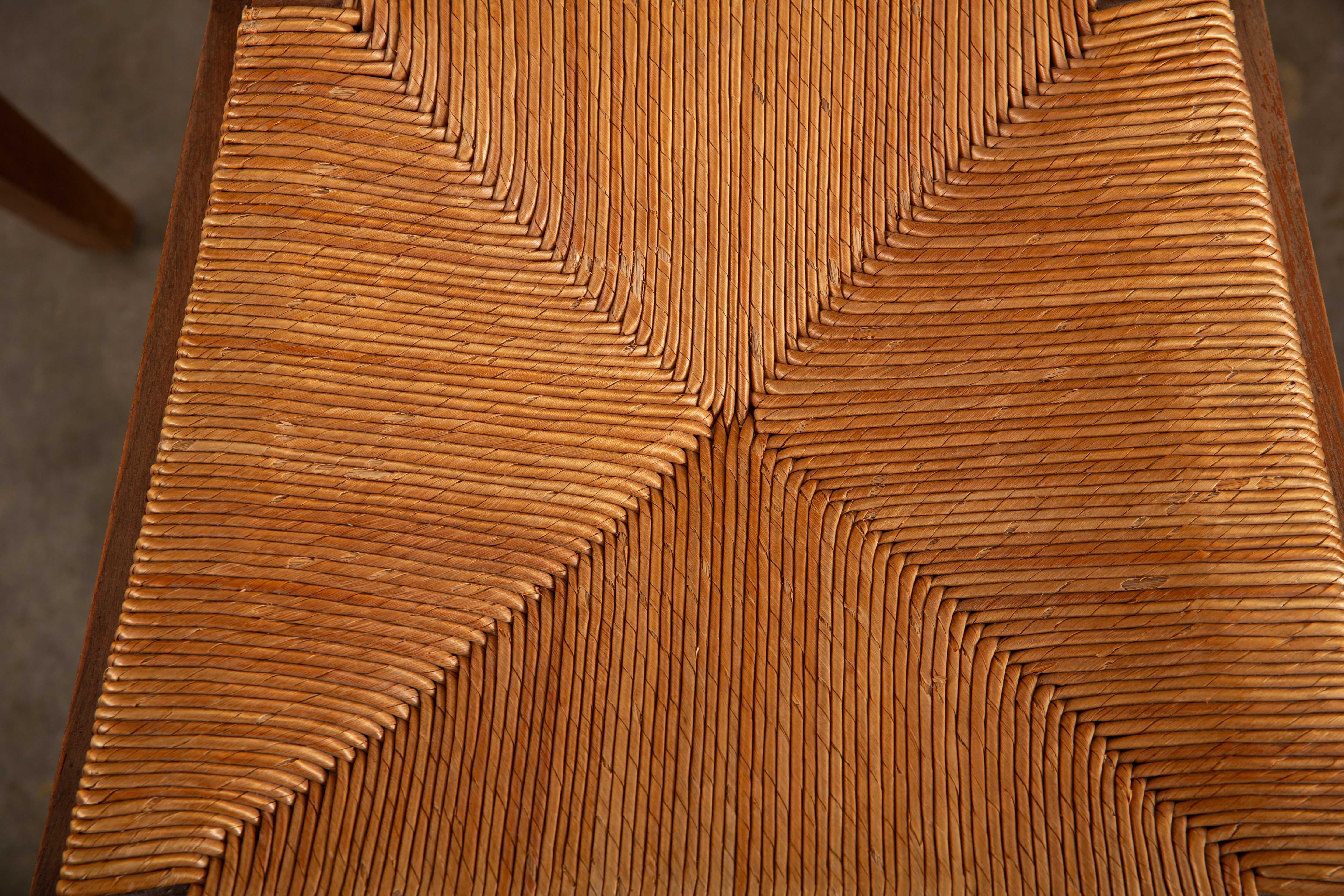 Metà XX secolo Set di 6 sedie da pranzo vintage in Oak francese degli anni '40 con sedili in canna in vendita